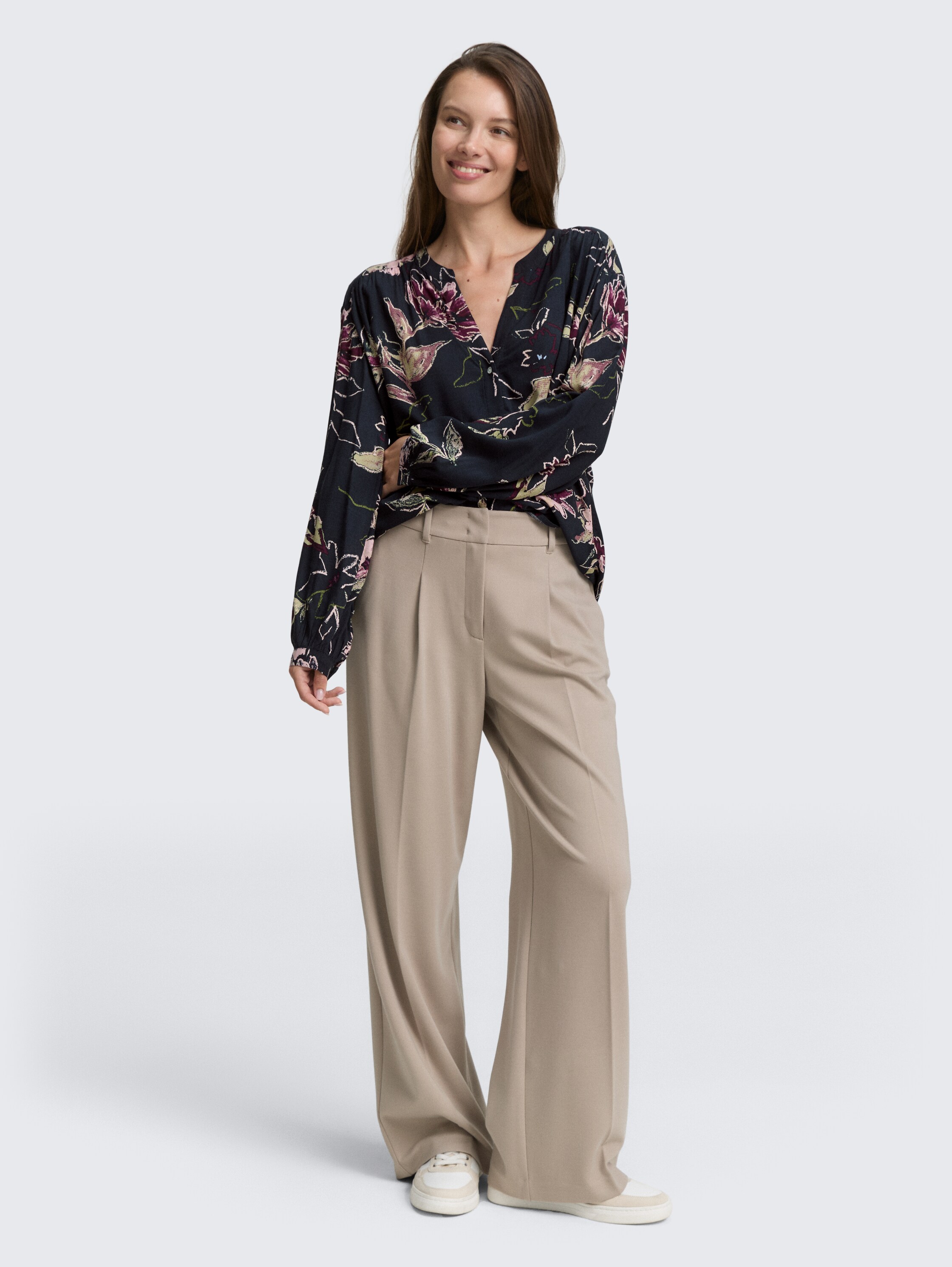 Losvallende blouse met patroon - big flower design - Model vooraanzicht