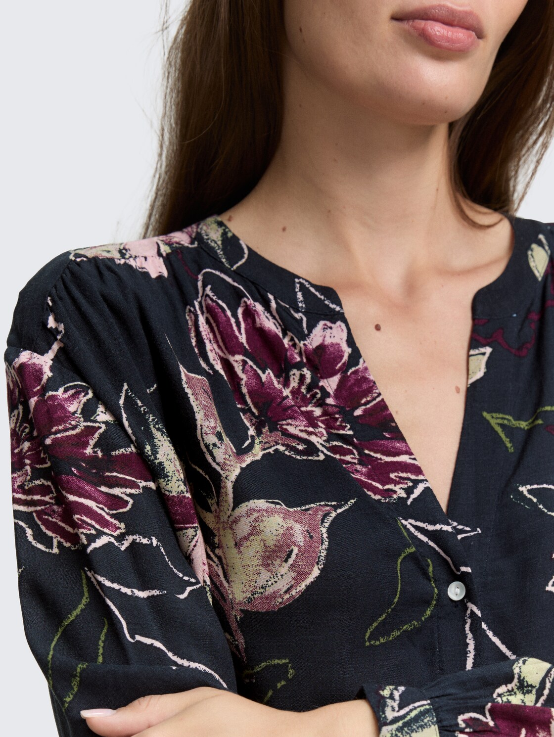 Loose Fit Bluse mit Muster - big flower design - Detail-Model-Ansicht