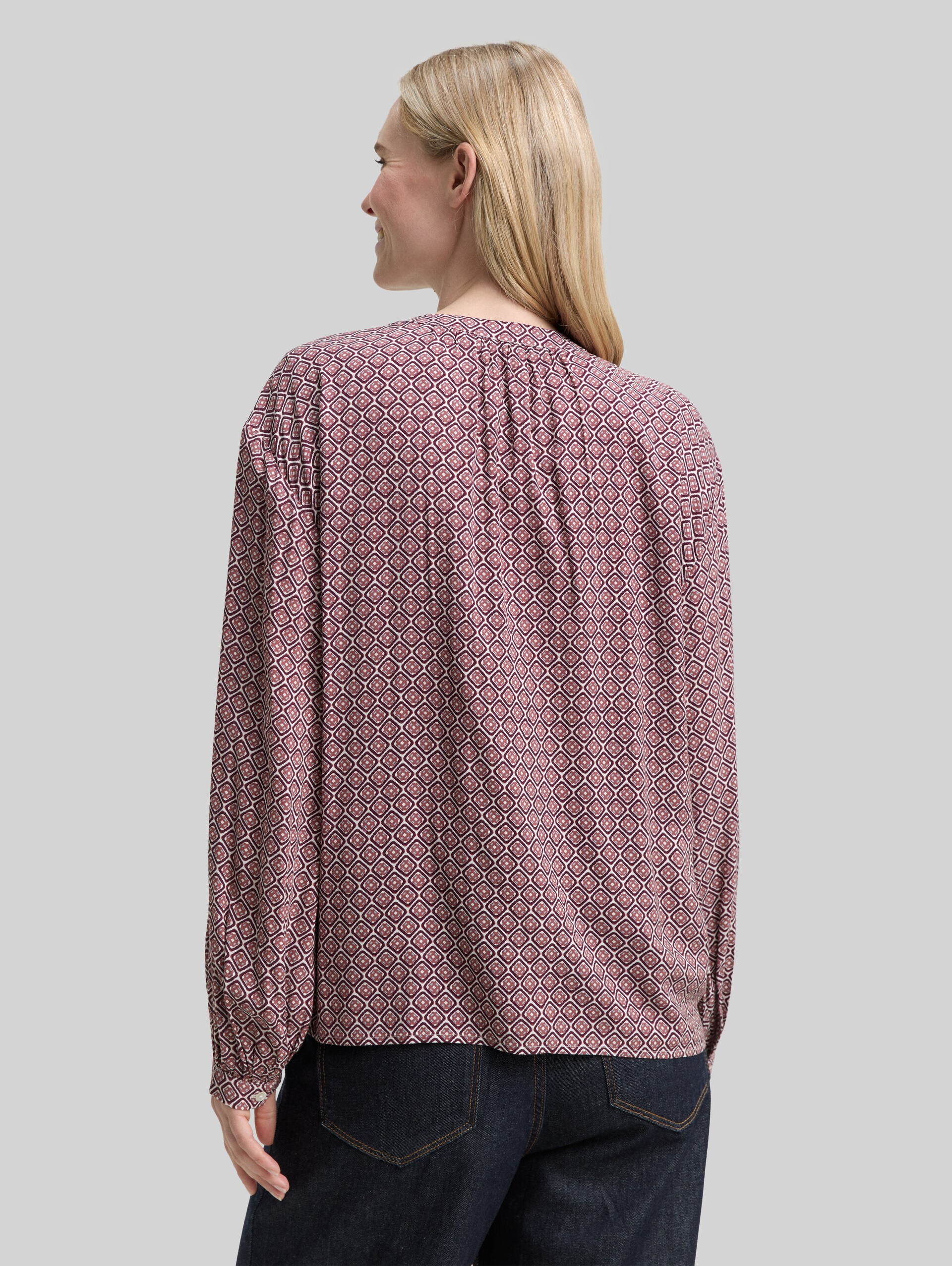 Loose Fit Bluse mit Muster - red geometric minimal design - Auschnitt Model-Rückansicht