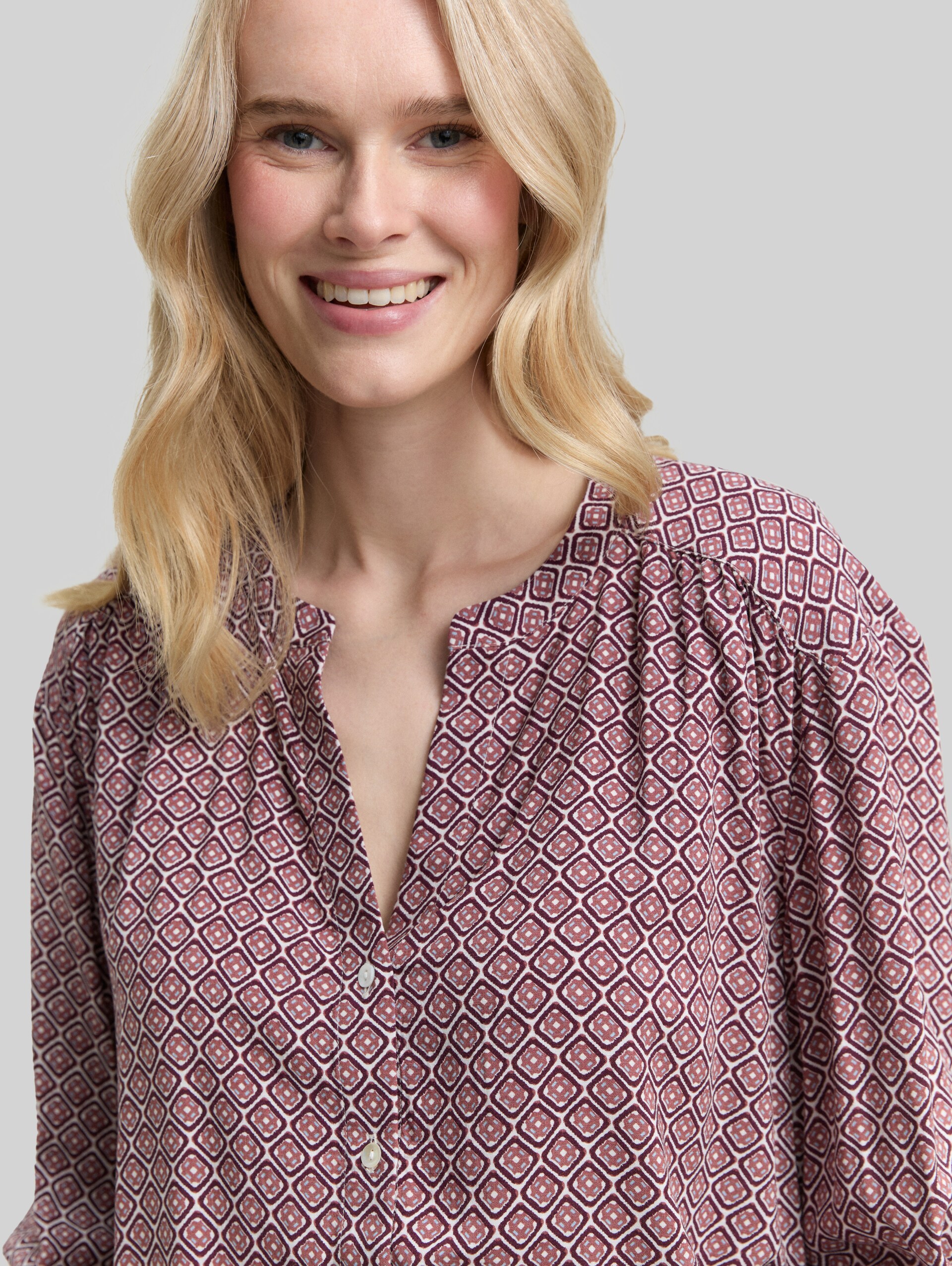 Loose Fit Bluse mit Muster - red geometric minimal design - Detail-Model-Ansicht