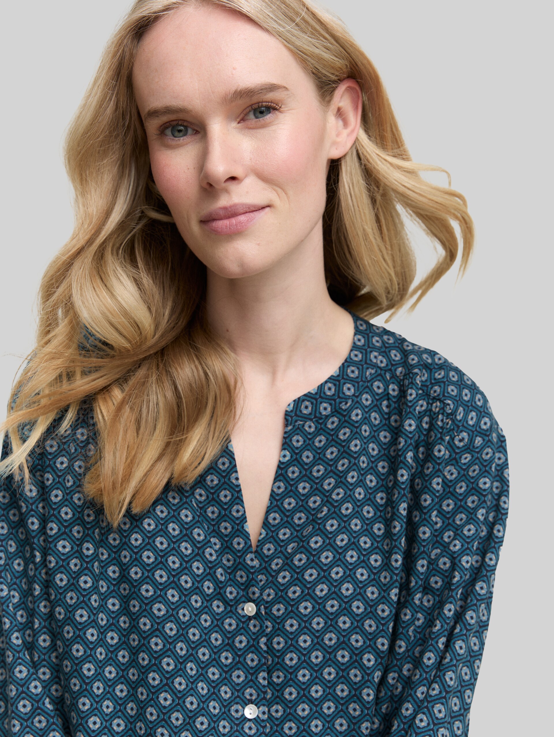 Blouse loose fit avec motif - teal geometric minimal design - Vue détaillée du modèle