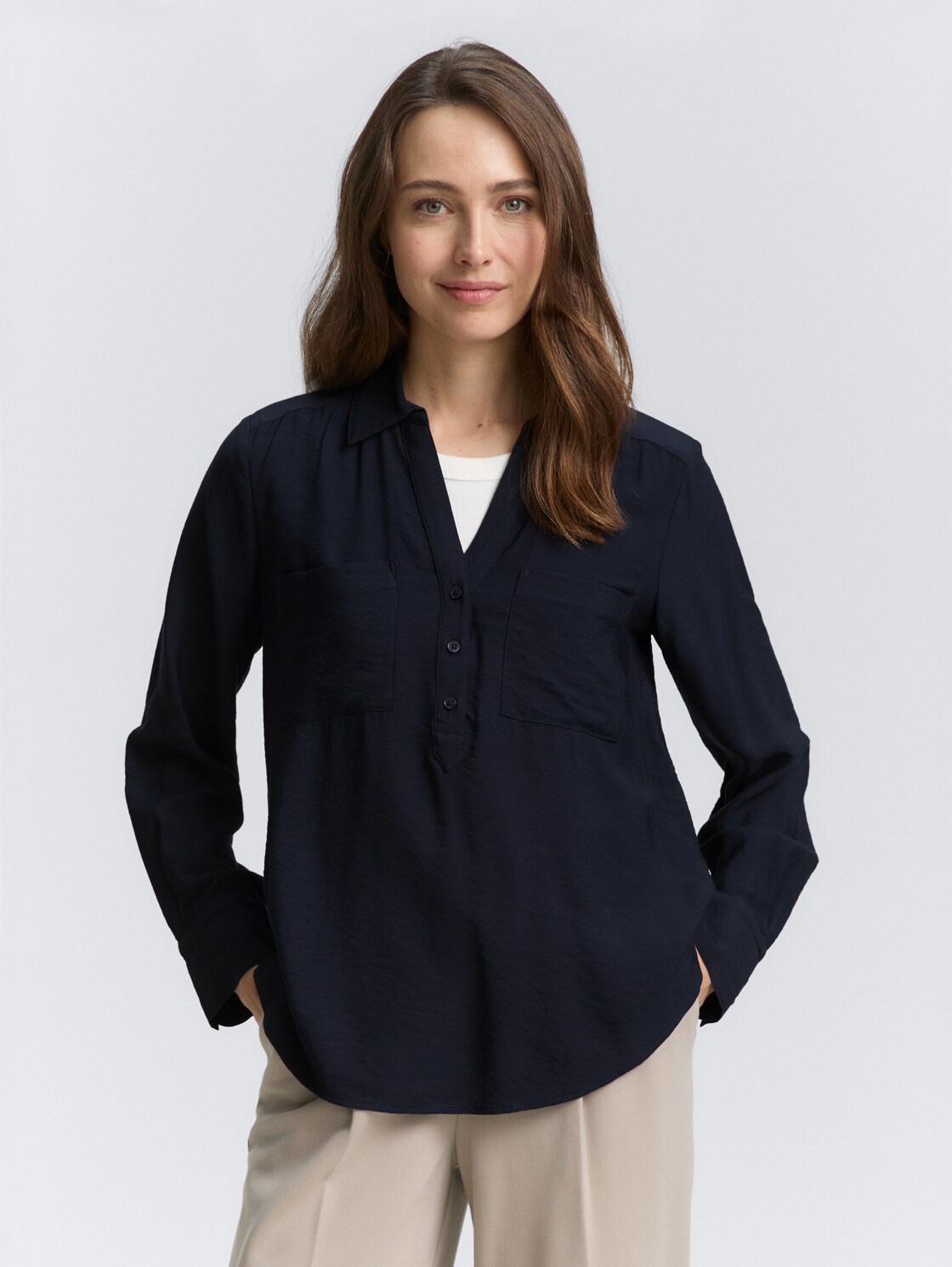 Crinkle Bluse mit Brusttaschen - Lunar Eclipse - Ausschnitt Model-Vorderansicht