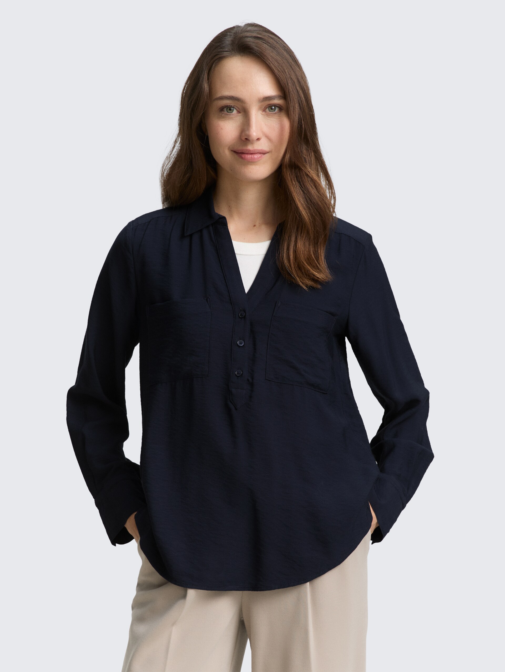 Crinkle Bluse mit Brusttaschen - Lunar Eclipse - Ausschnitt Model-Vorderansicht