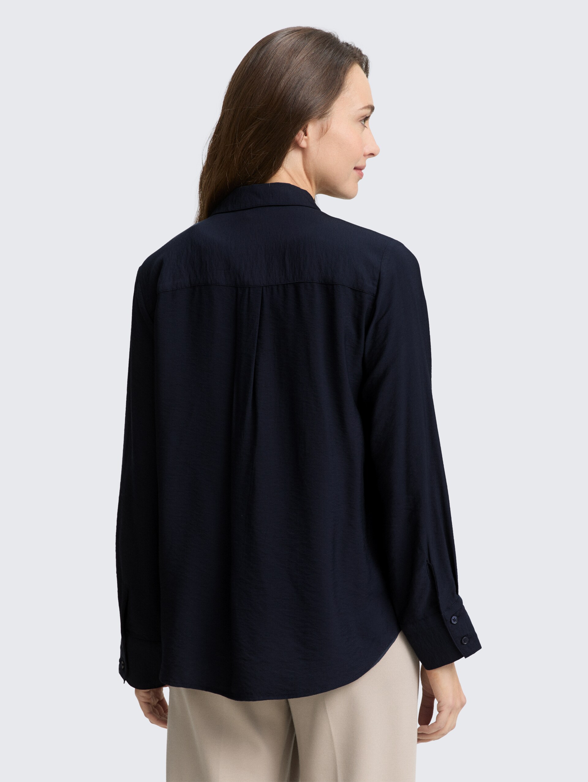 Crinkle Bluse mit Brusttaschen - Lunar Eclipse - Auschnitt Model-Rückansicht