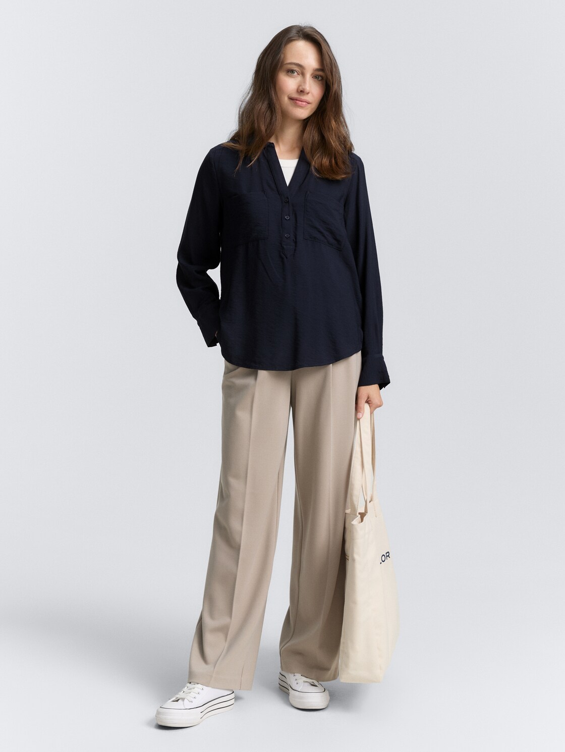 Crinkle Bluse mit Brusttaschen - Lunar Eclipse - Model-Vorderansicht