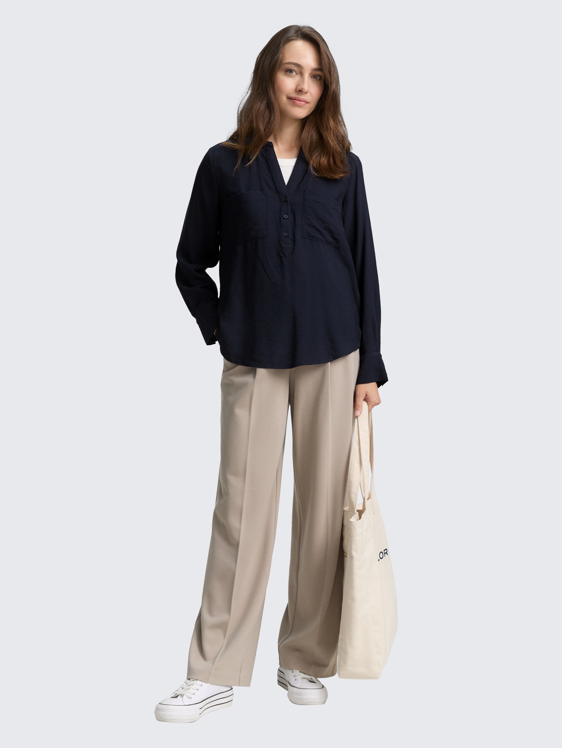 Crinkle Bluse mit Brusttaschen - Lunar Eclipse - Model-Vorderansicht