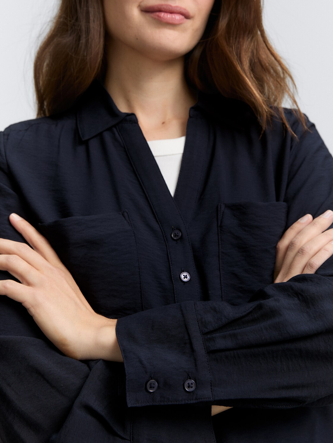 Crinkle Bluse mit Brusttaschen - Lunar Eclipse - Detail-Model-Ansicht