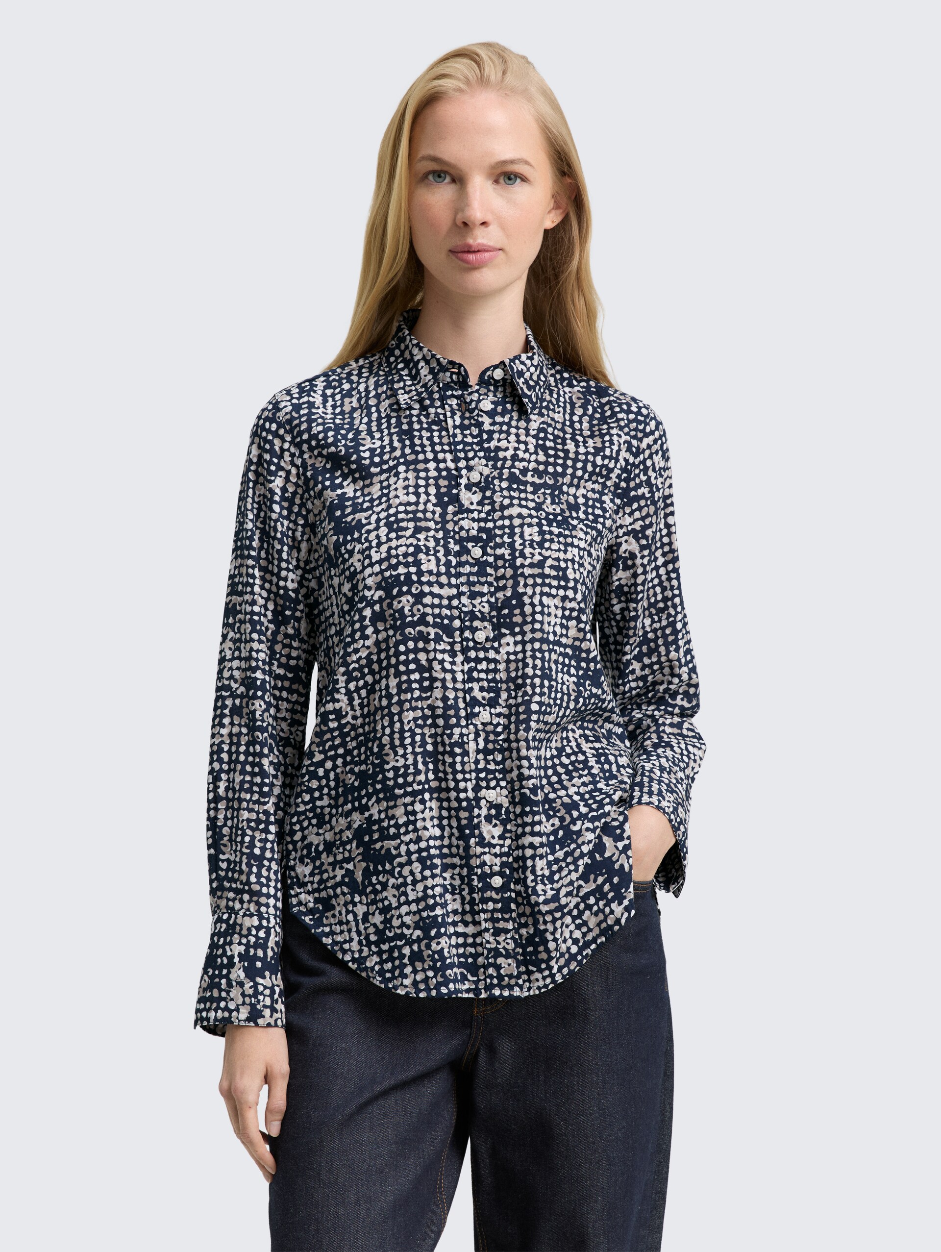 Hemdbluse mit Muster - navy abstract dot design - Ausschnitt Model-Vorderansicht