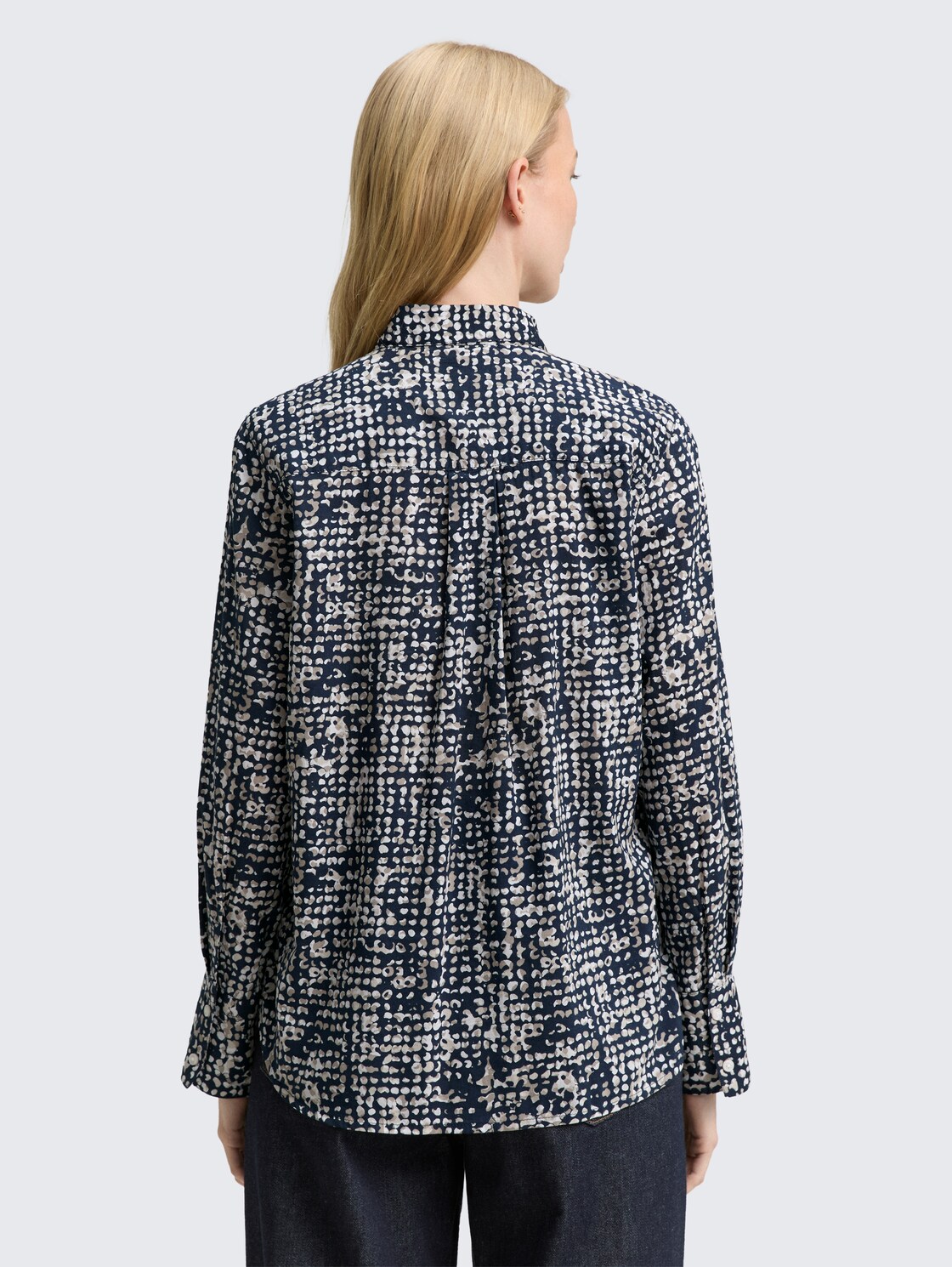 Hemdbluse mit Muster - navy abstract dot design - Auschnitt Model-Rückansicht