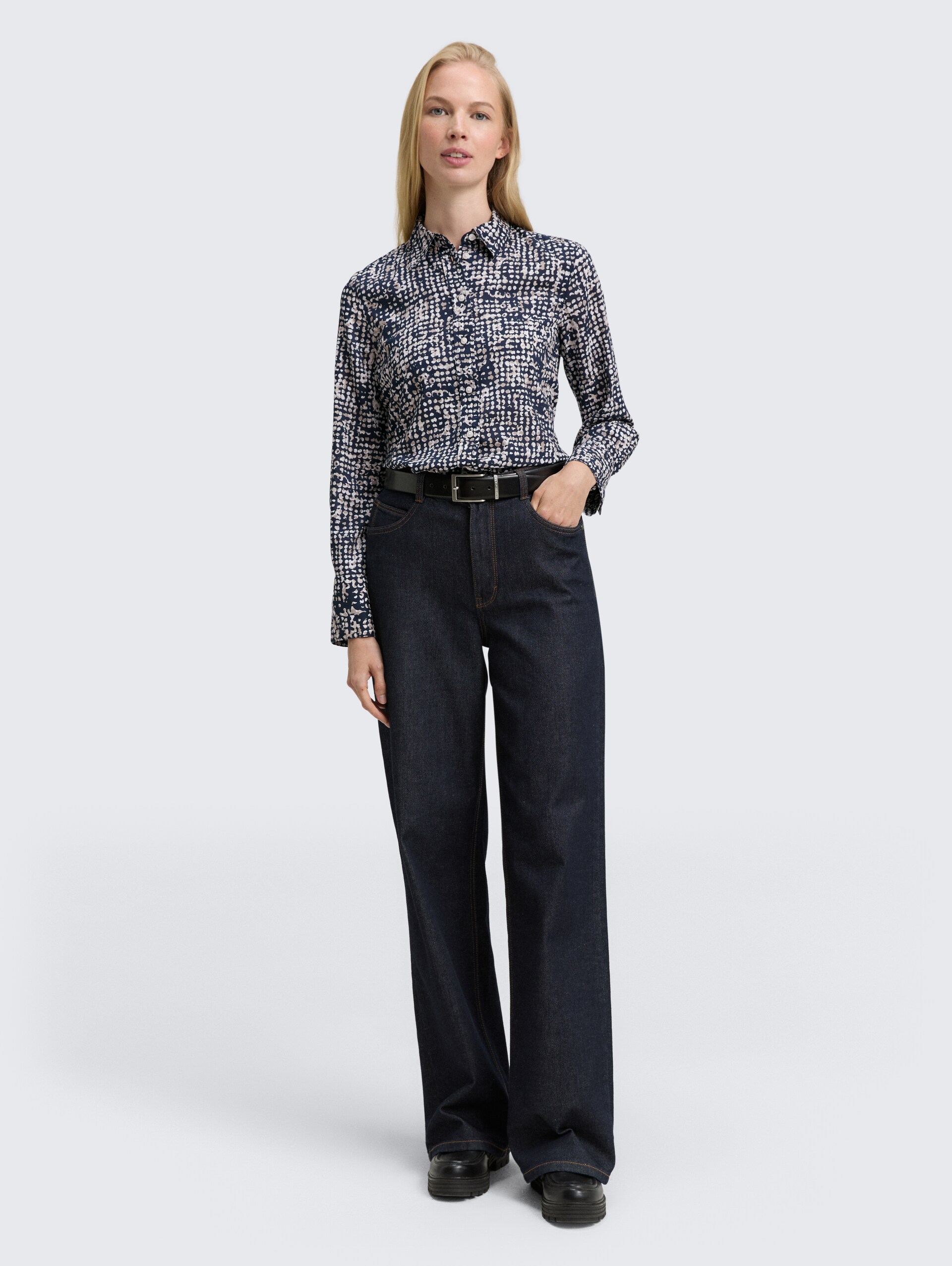 Hemdbluse mit Muster - navy abstract dot design - Model-Vorderansicht