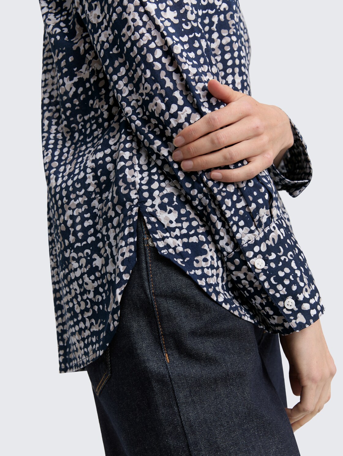 Hemdbluse mit Muster - navy abstract dot design - Detail-Model-Ansicht