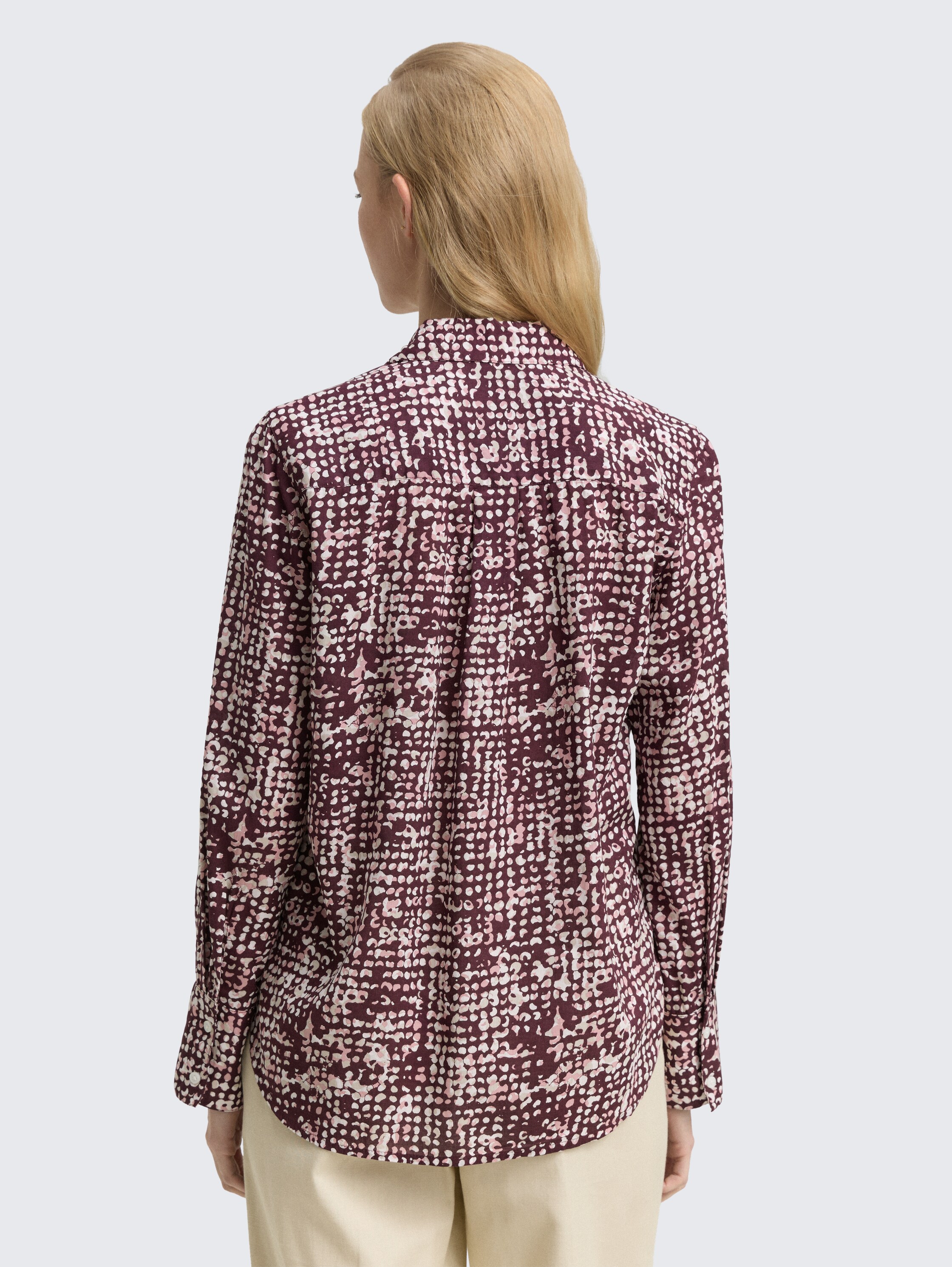 Overhemdblouse met patroon - dark red abstract dot design - Neklijn model-achteraanzicht