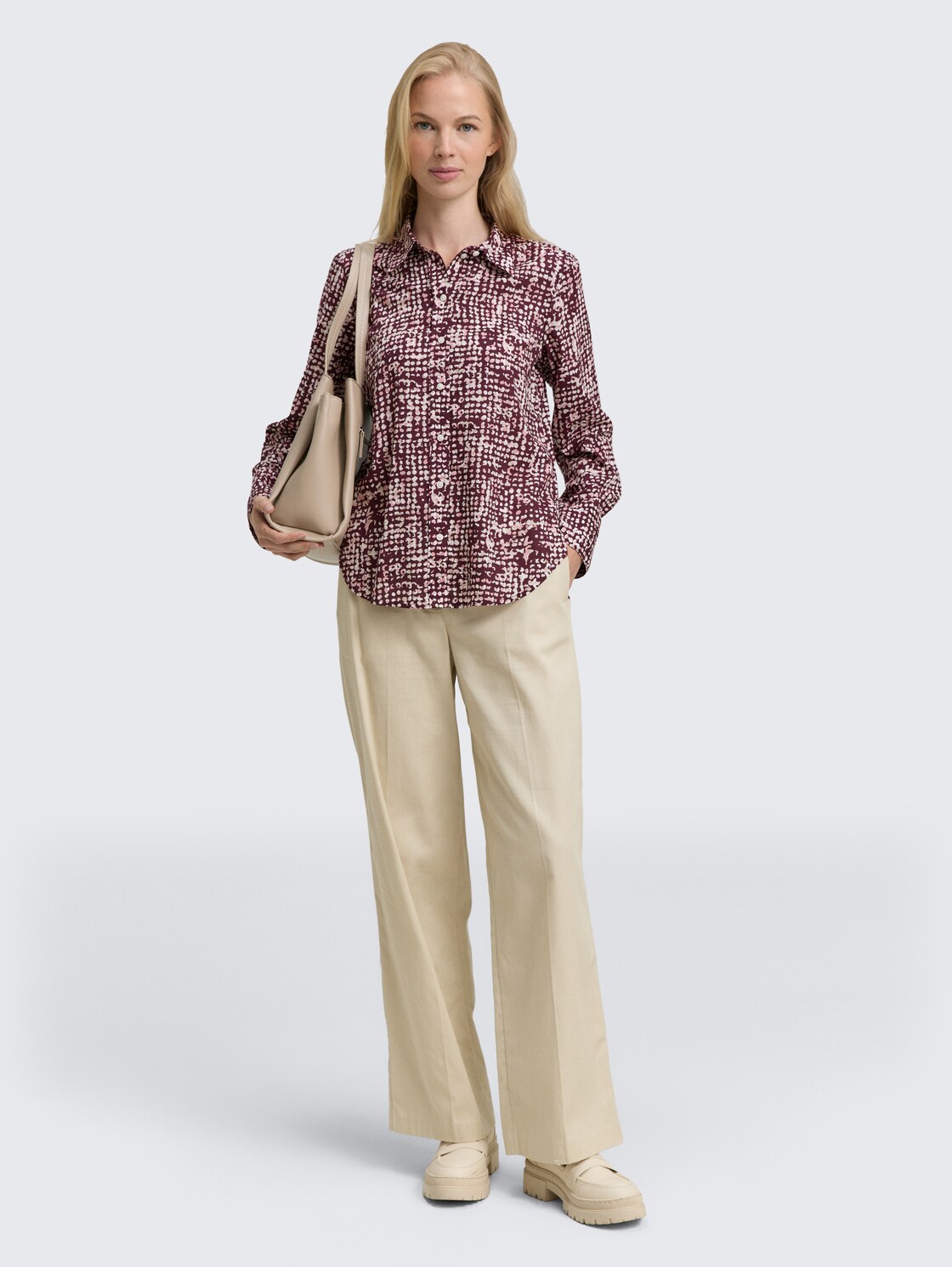 Hemdbluse mit Muster - dark red abstract dot design - Model-Vorderansicht