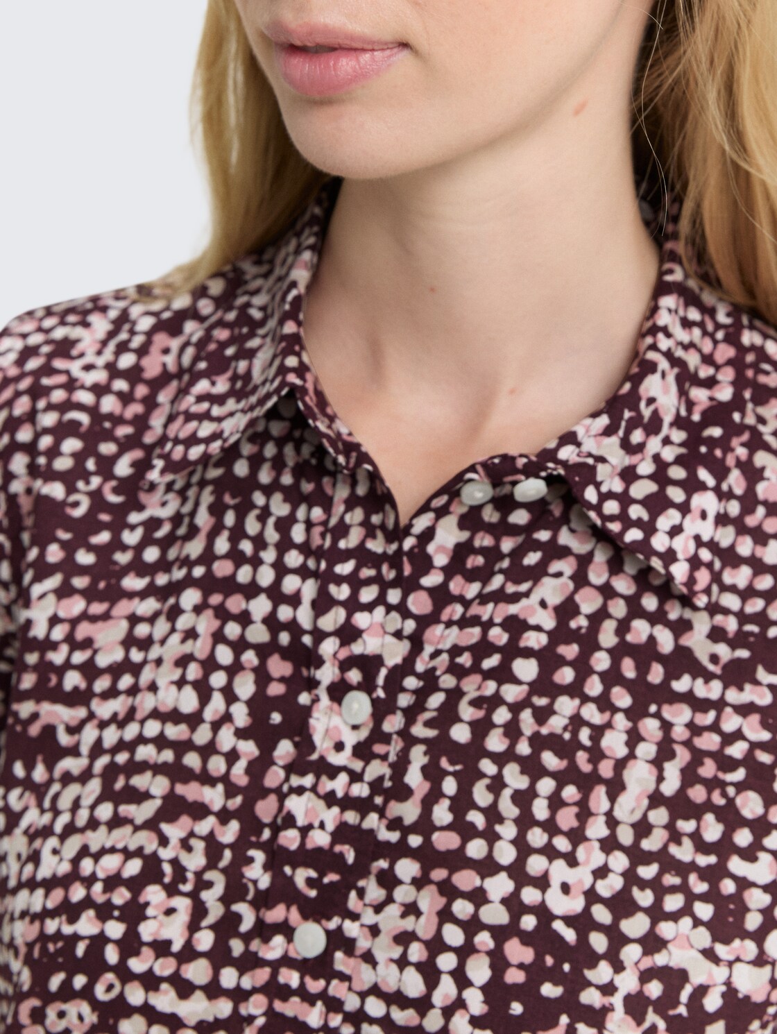 Hemdbluse mit Muster - dark red abstract dot design - Detail-Model-Ansicht