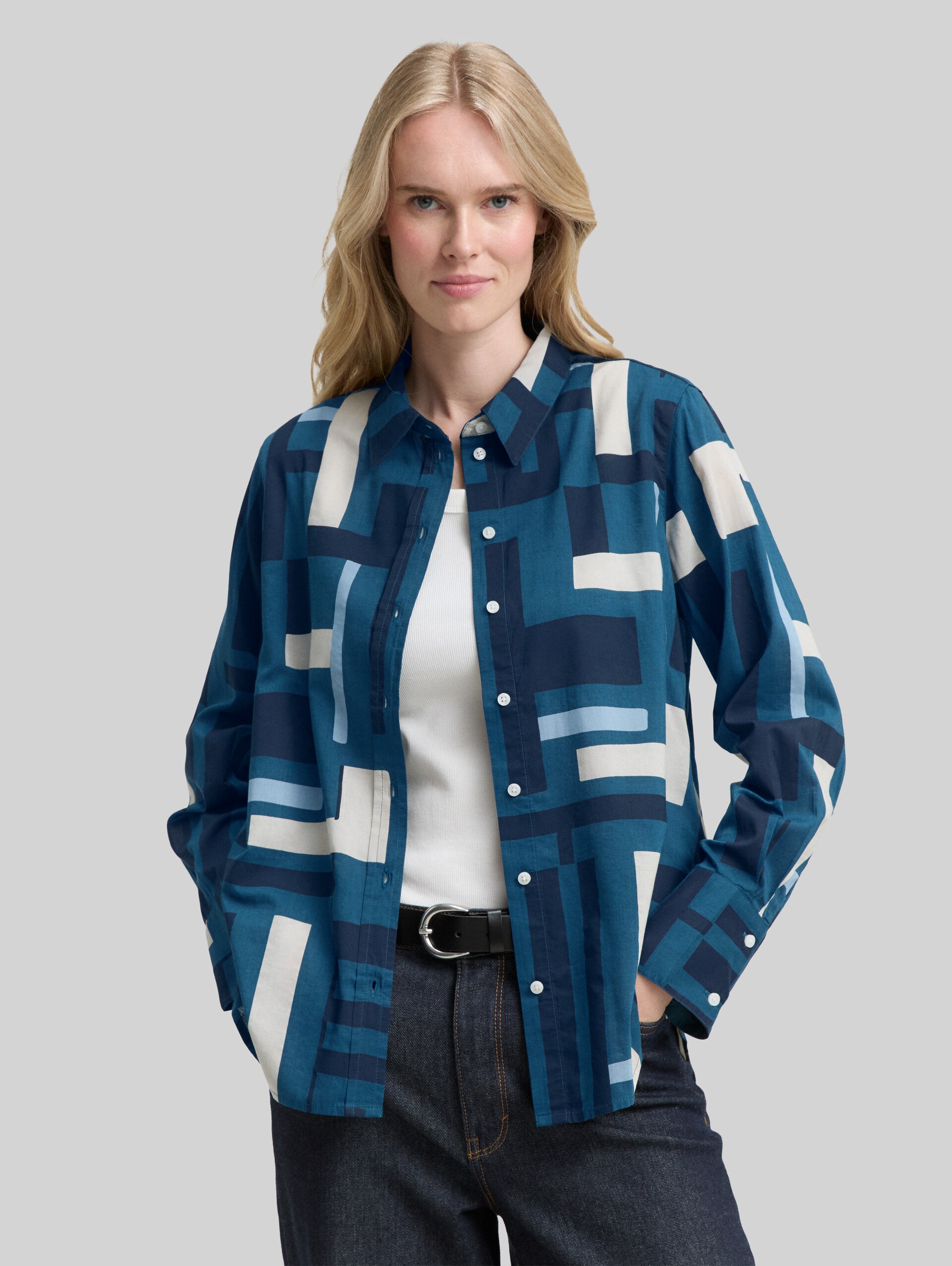 Overhemdblouse met patroon - teal geometric design - Nek model vooraanzicht