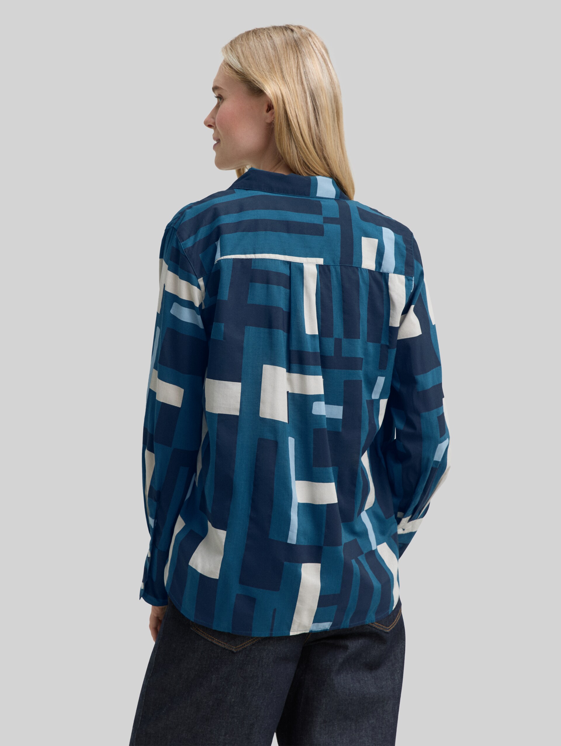 Overhemdblouse met patroon - teal geometric design - Neklijn model-achteraanzicht