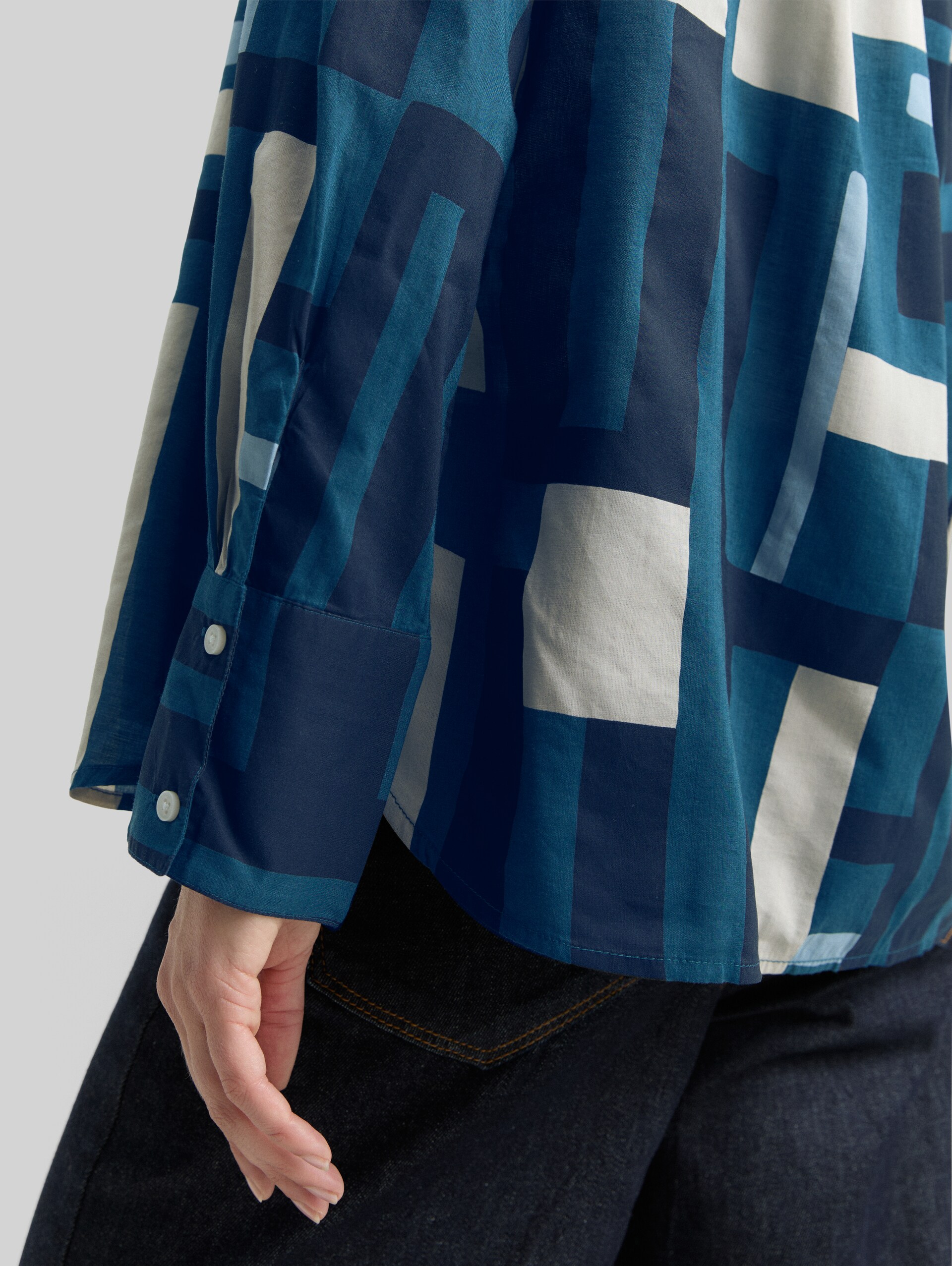 Overhemdblouse met patroon - teal geometric design - Detailaanzicht model