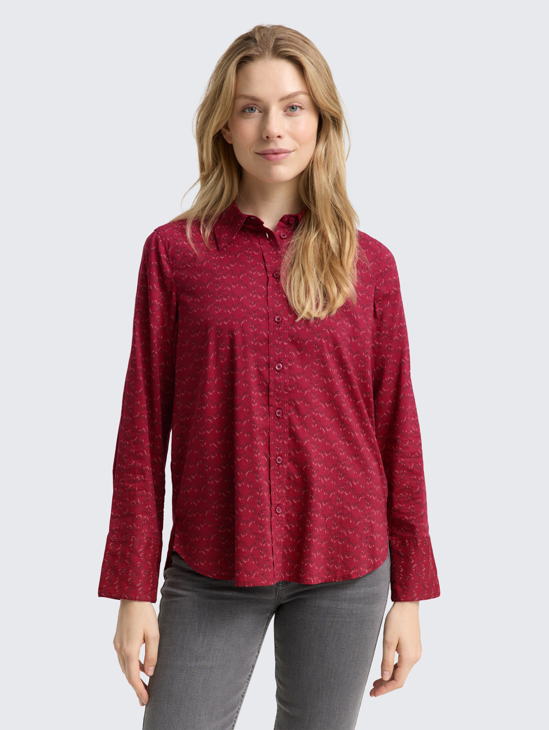 Hemdbluse mit Muster - small red wave print - Ausschnitt Model-Vorderansicht