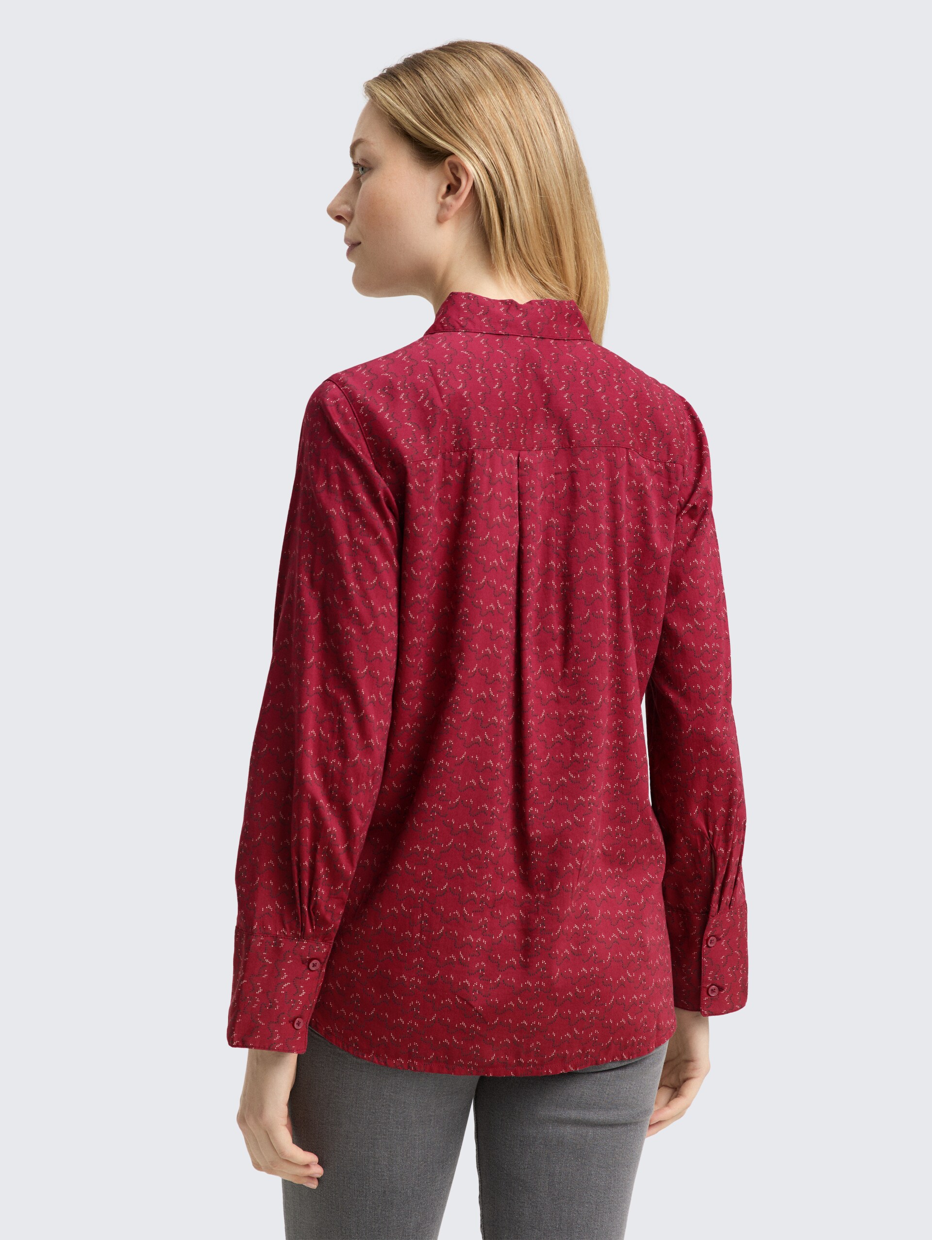 Hemdbluse mit Muster - small red wave print - Auschnitt Model-Rückansicht