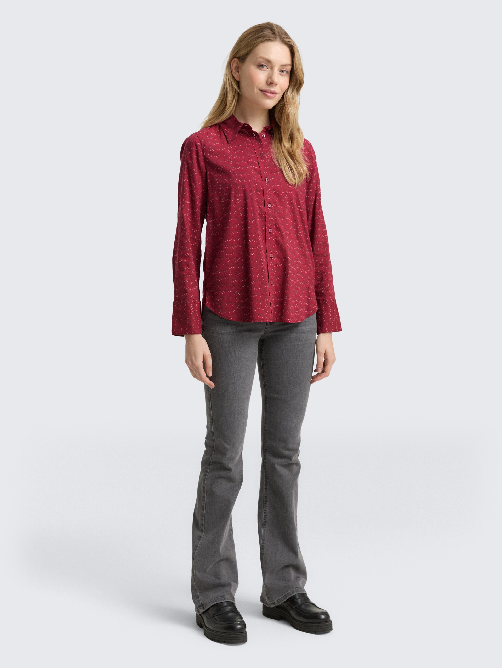 Hemdbluse mit Muster - small red wave print - Model-Vorderansicht
