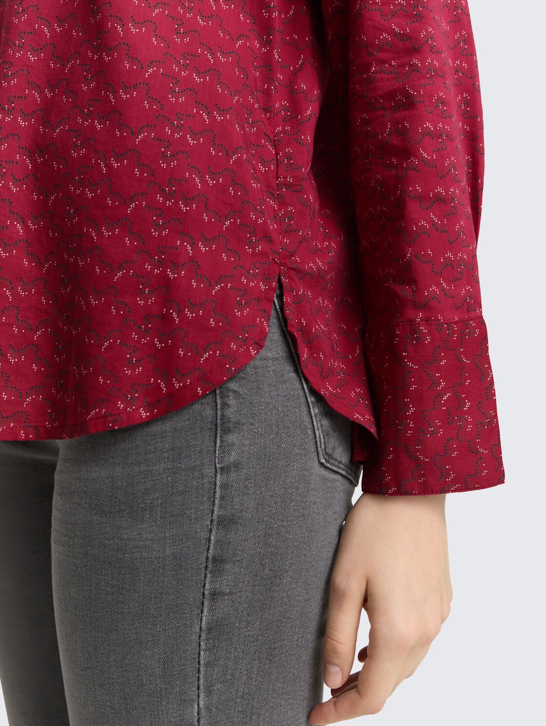 Hemdbluse mit Muster - small red wave print - Detail-Model-Ansicht