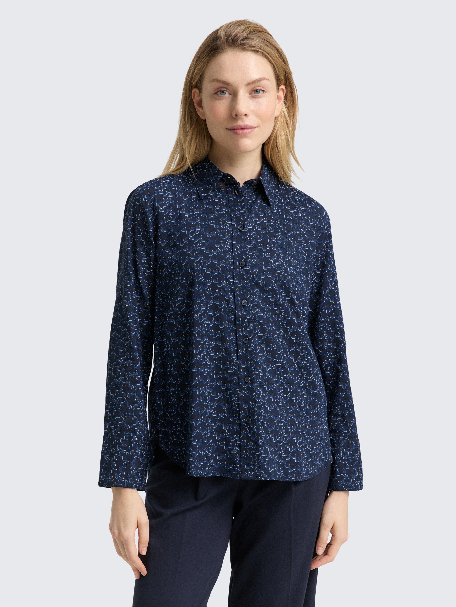 Hemdbluse mit Muster - small blue wave print - Ausschnitt Model-Vorderansicht