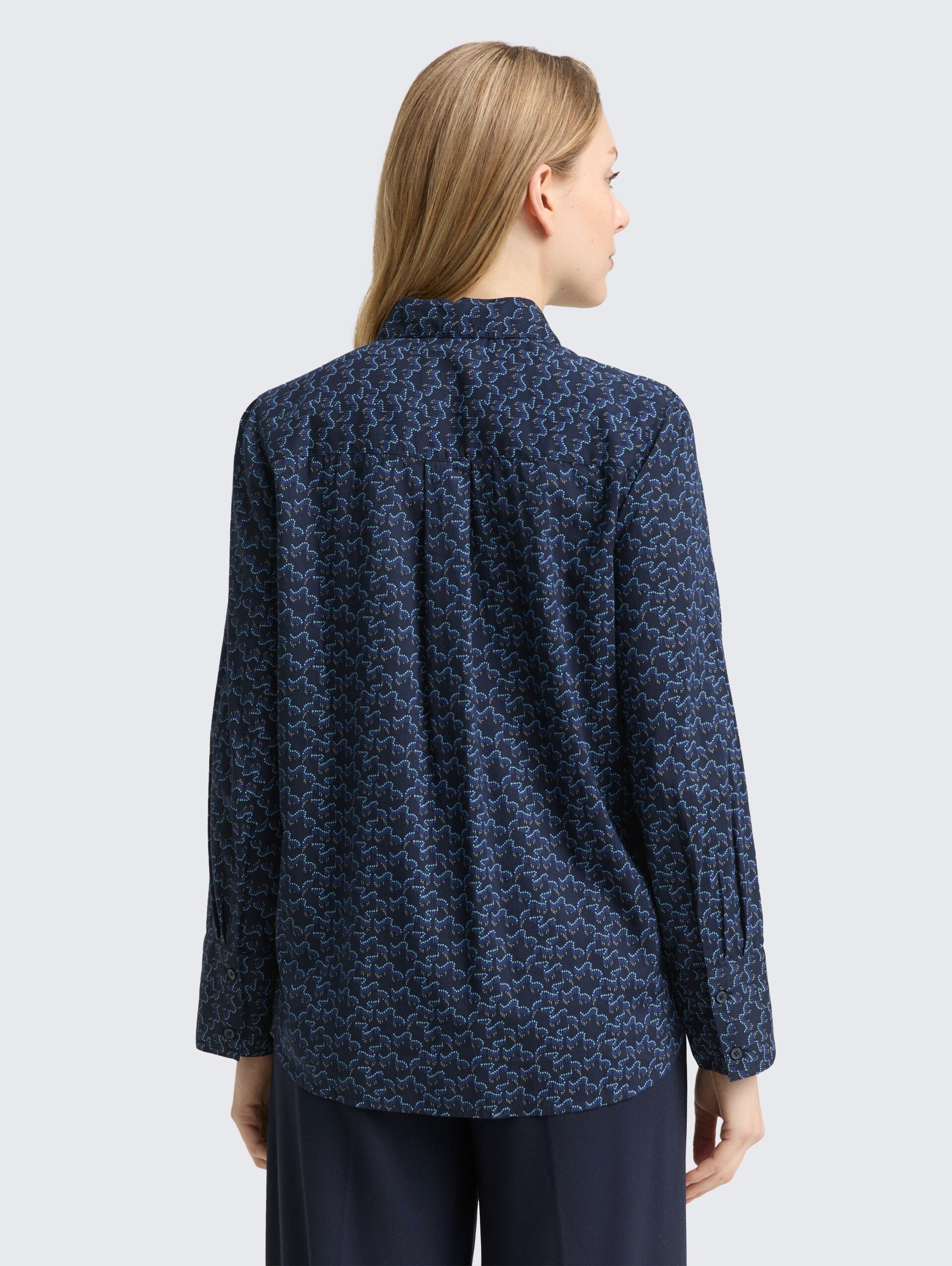 Hemdbluse mit Muster - small blue wave print - Auschnitt Model-Rückansicht