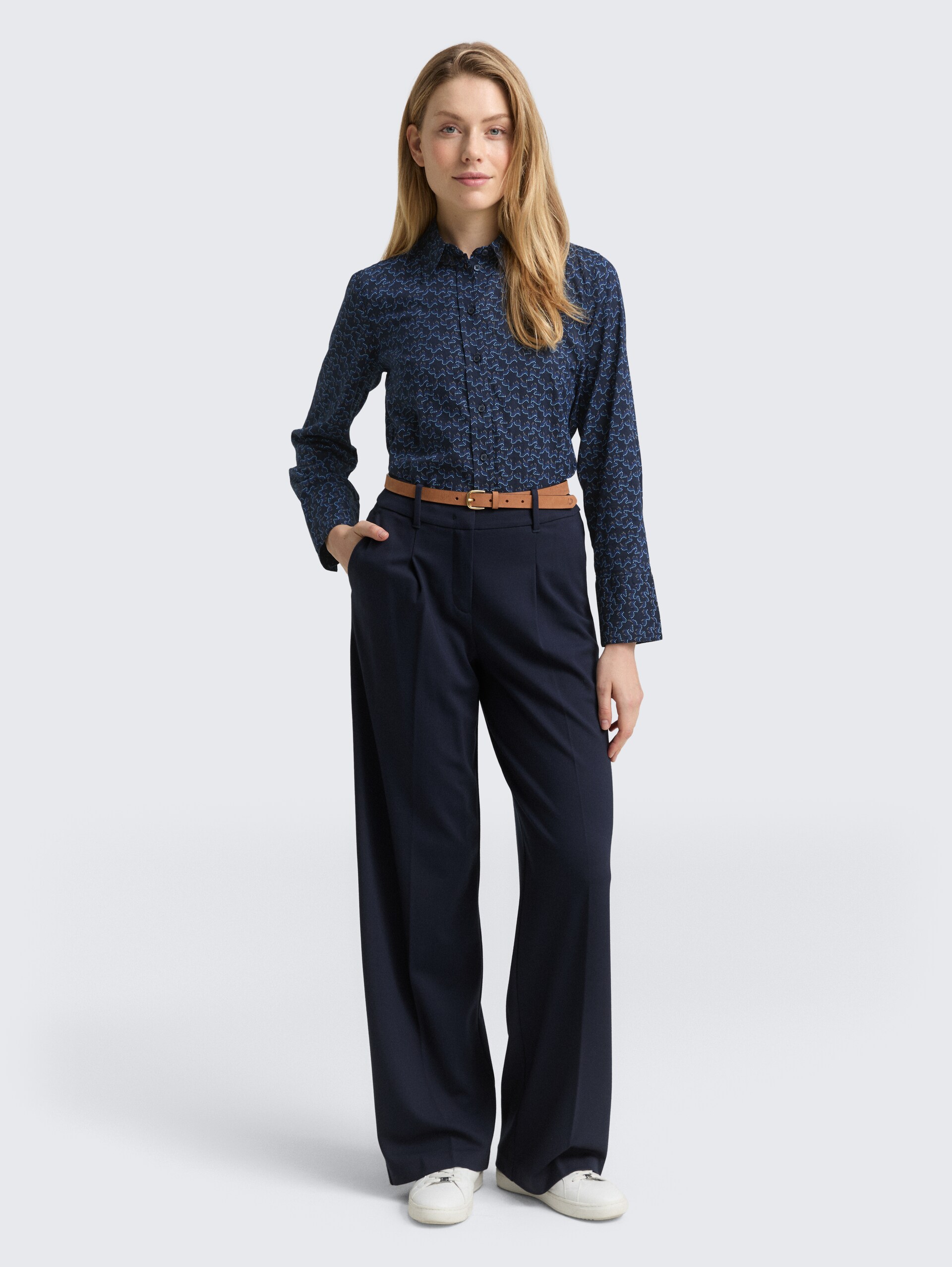Hemdbluse mit Muster - small blue wave print - Model-Vorderansicht
