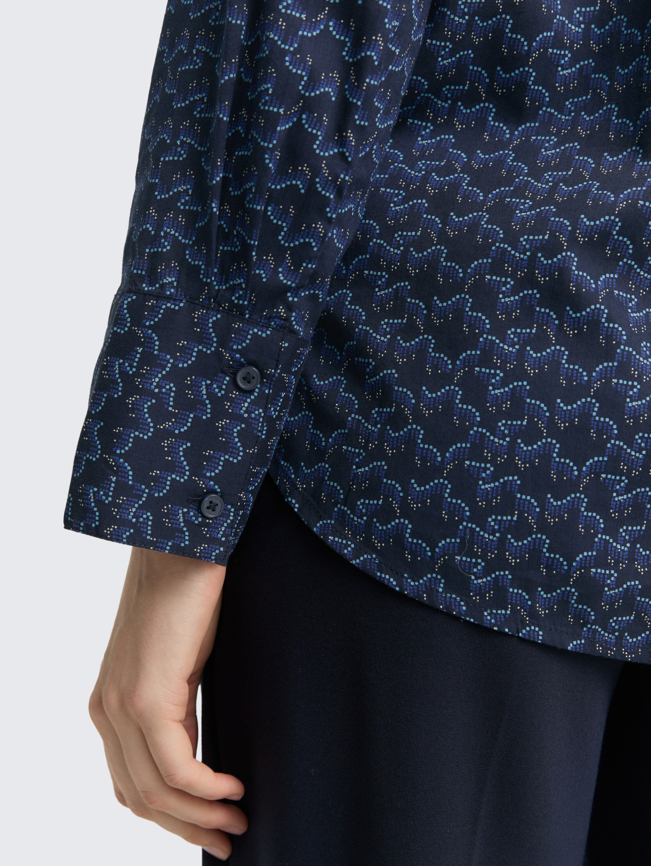 Hemdbluse mit Muster - small blue wave print - Detail-Model-Ansicht