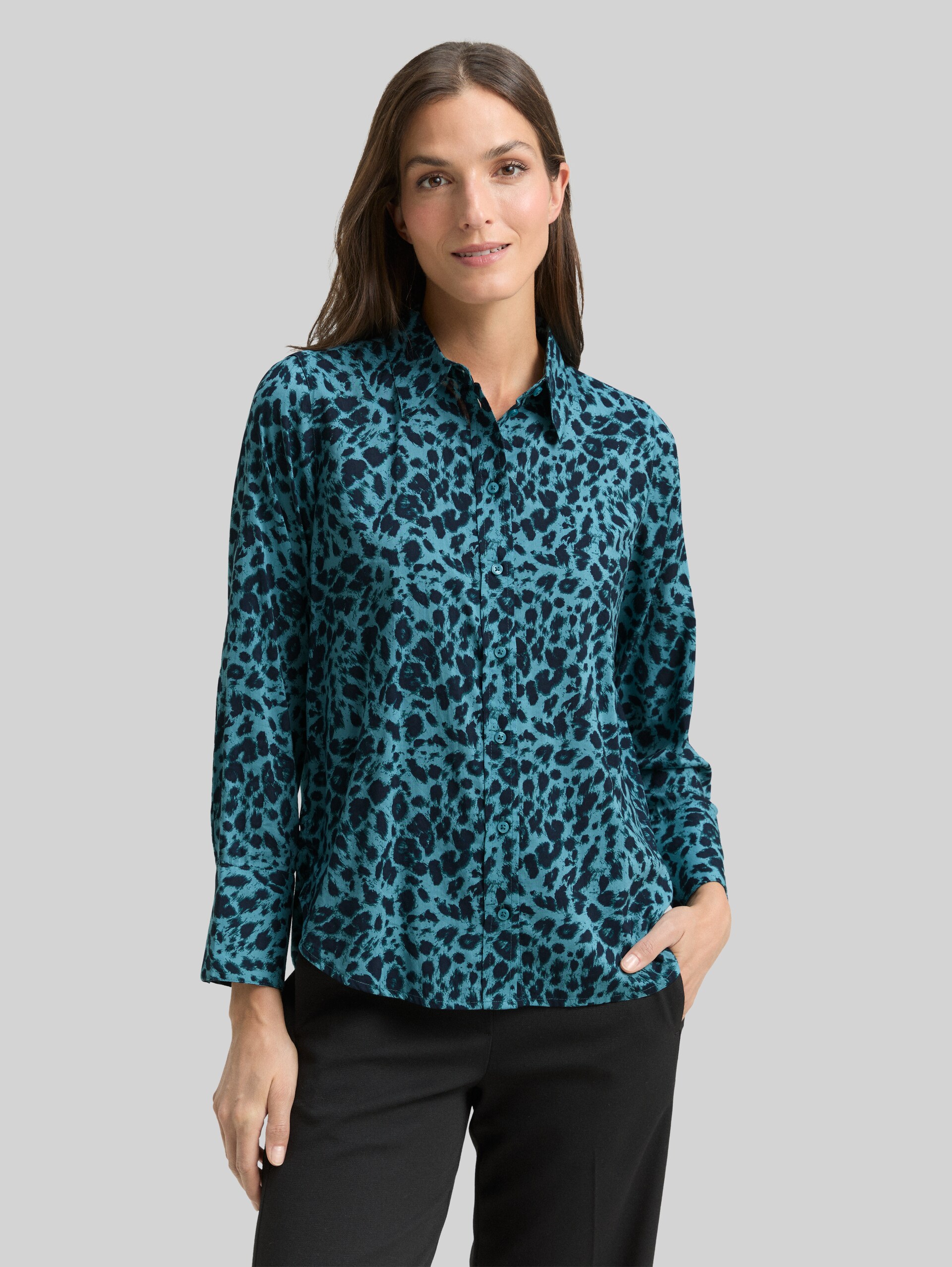 Hemdbluse mit Muster - blue black small leo print - Ausschnitt Model-Vorderansicht