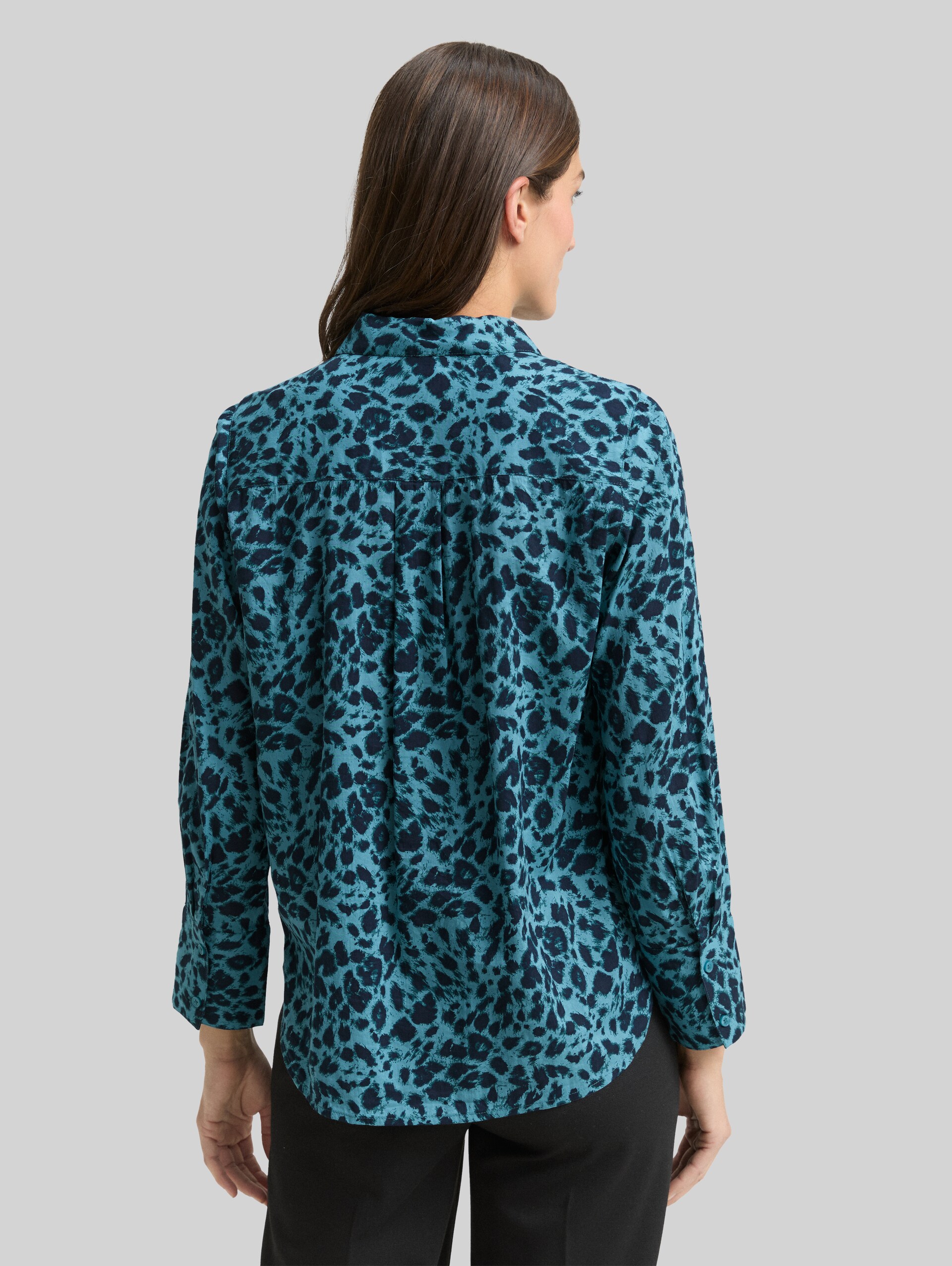 Hemdbluse mit Muster - blue black small leo print - Auschnitt Model-Rückansicht