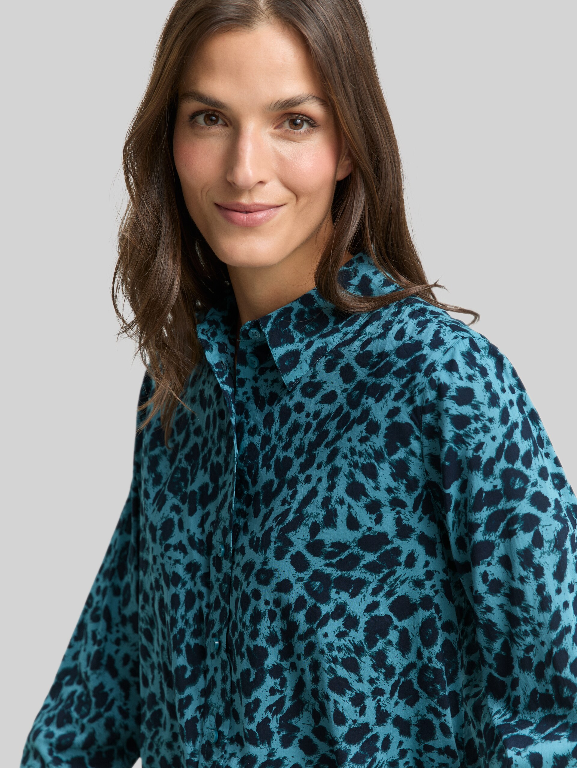 Hemdbluse mit Muster - blue black small leo print - Detail-Model-Ansicht