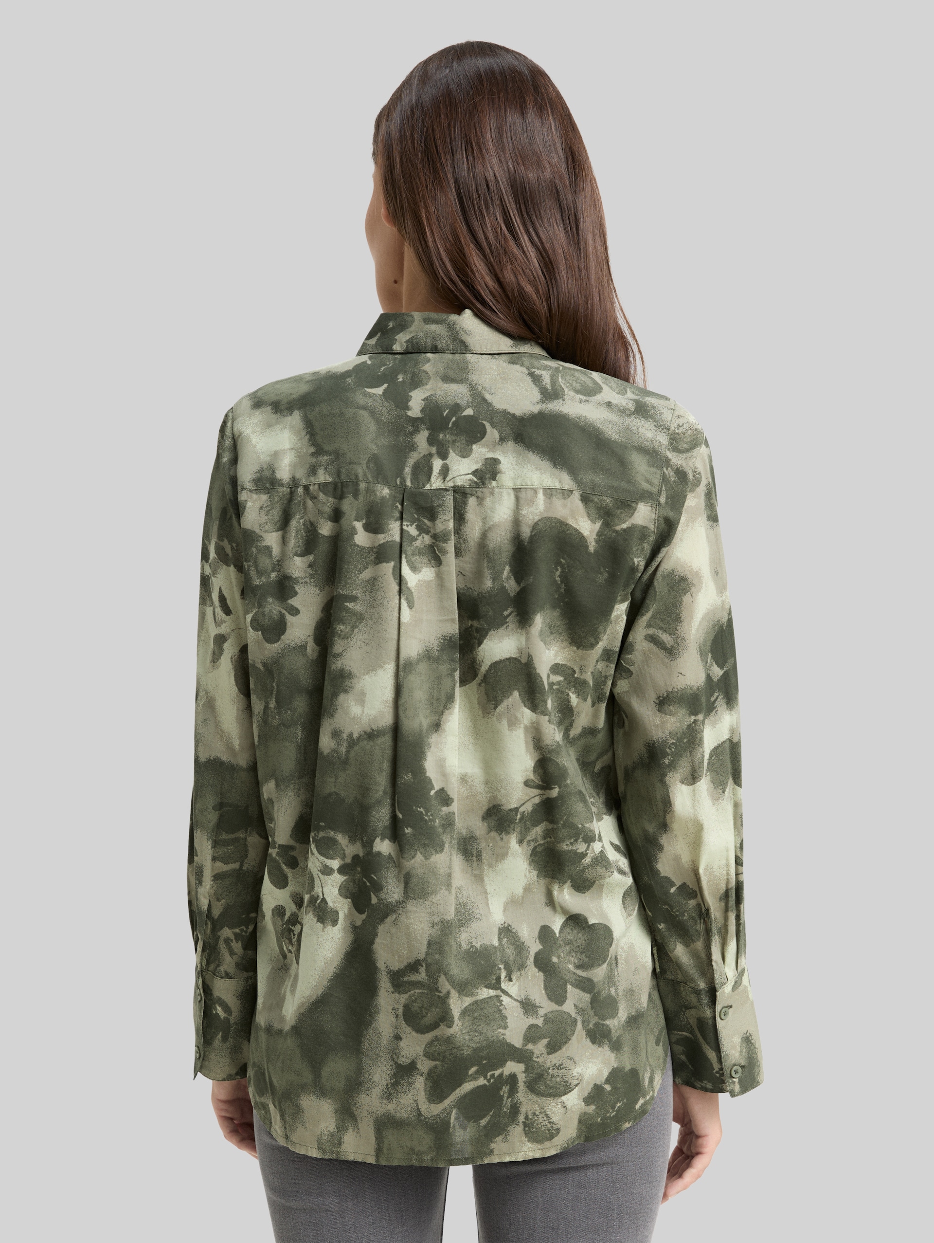 Hemdbluse mit Muster - green brushed flower design - Auschnitt Model-Rückansicht