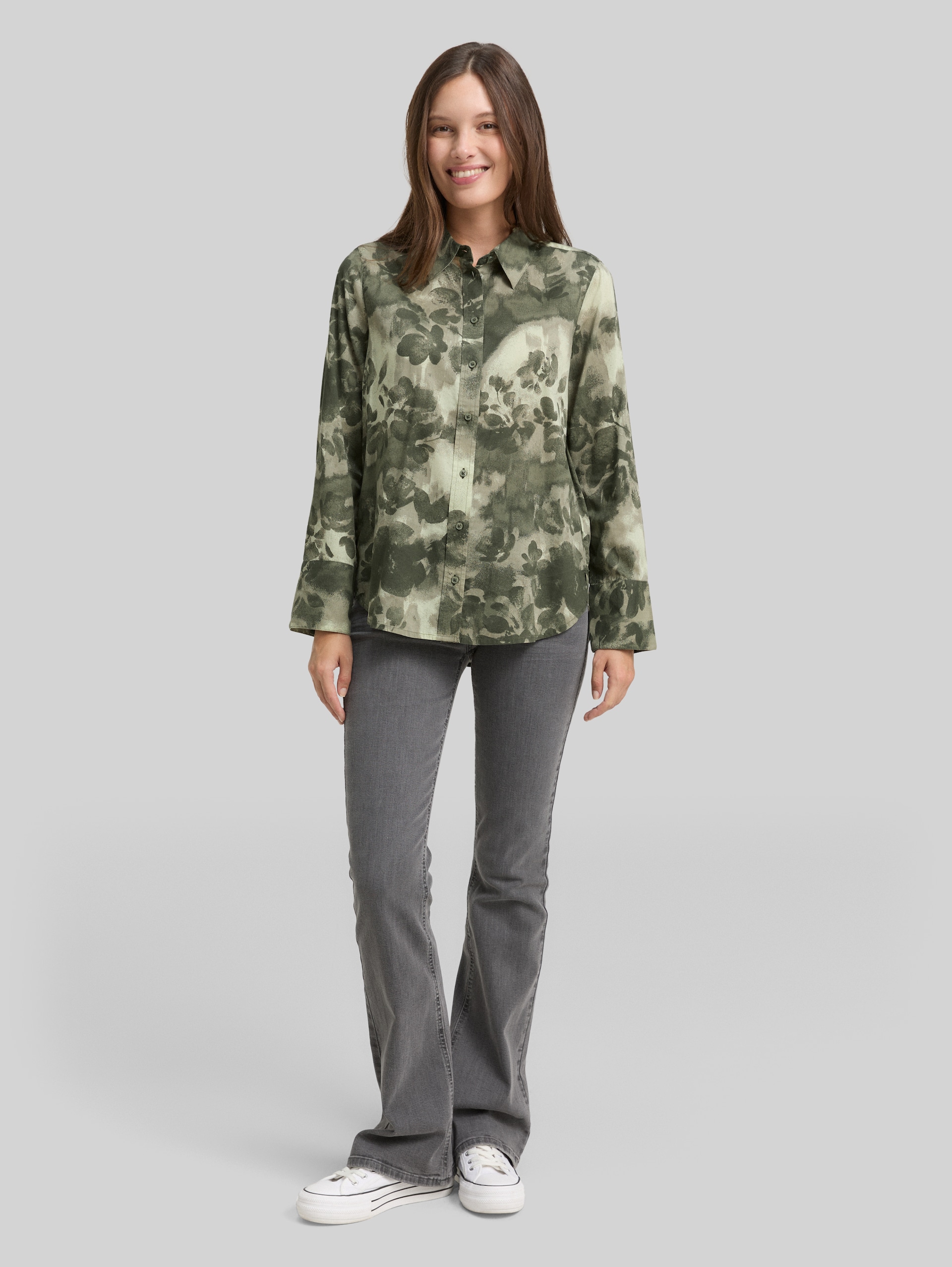 Hemdbluse mit Muster - green brushed flower design - Model-Vorderansicht