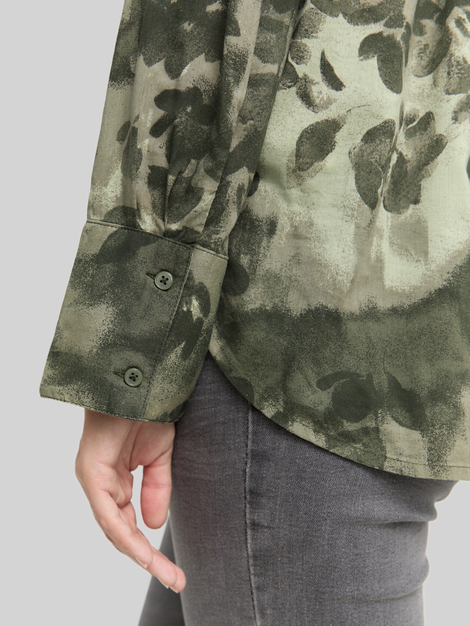 Hemdbluse mit Muster - green brushed flower design - Detail-Model-Ansicht
