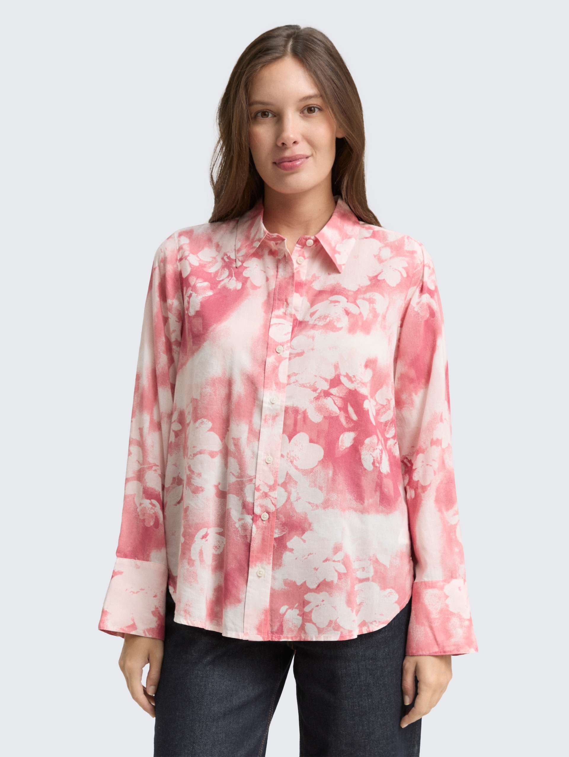 Hemdbluse mit Muster - red brushed flower design - Ausschnitt Model-Vorderansicht