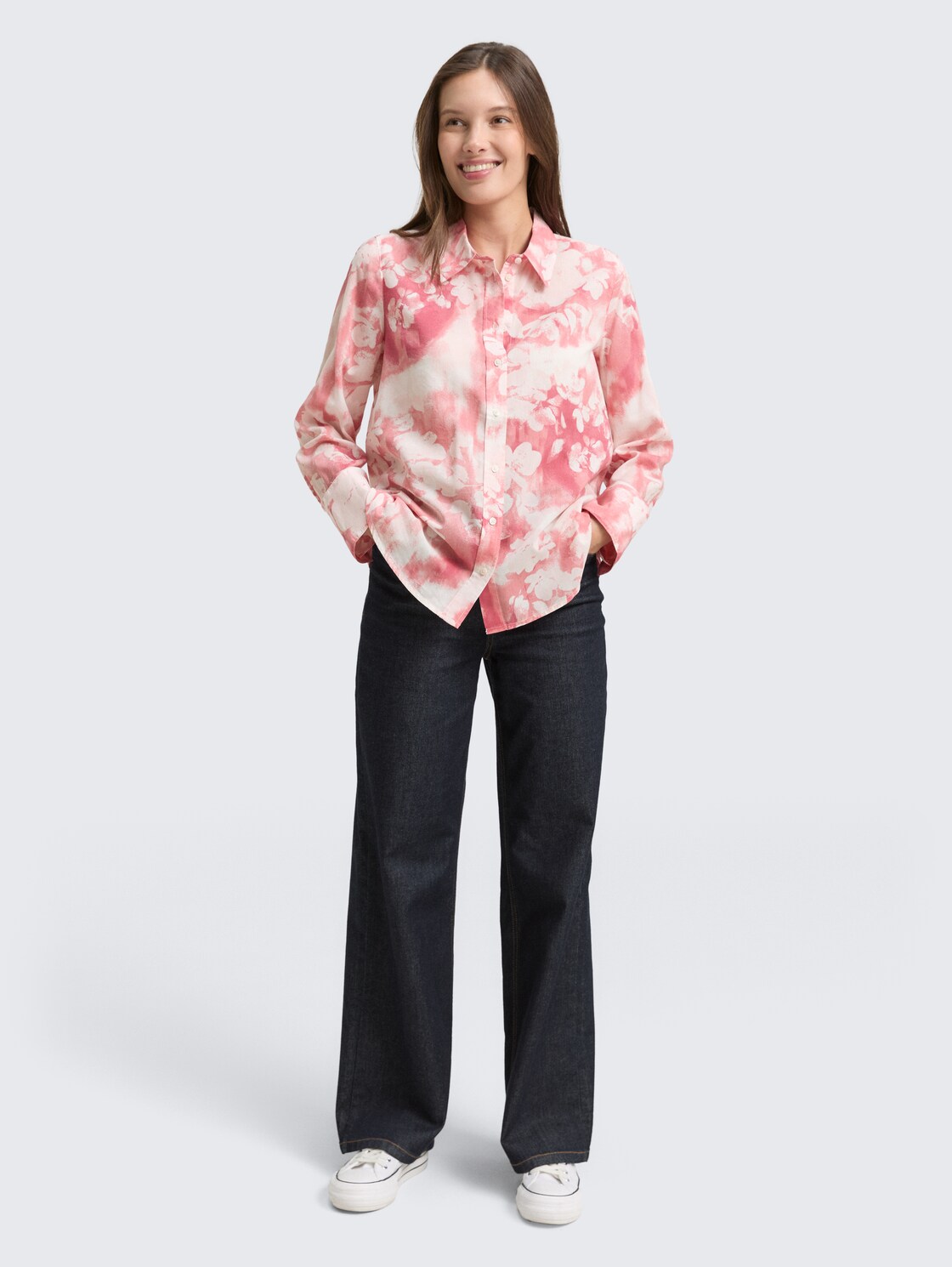 Hemdbluse mit Muster - red brushed flower design - Model-Vorderansicht