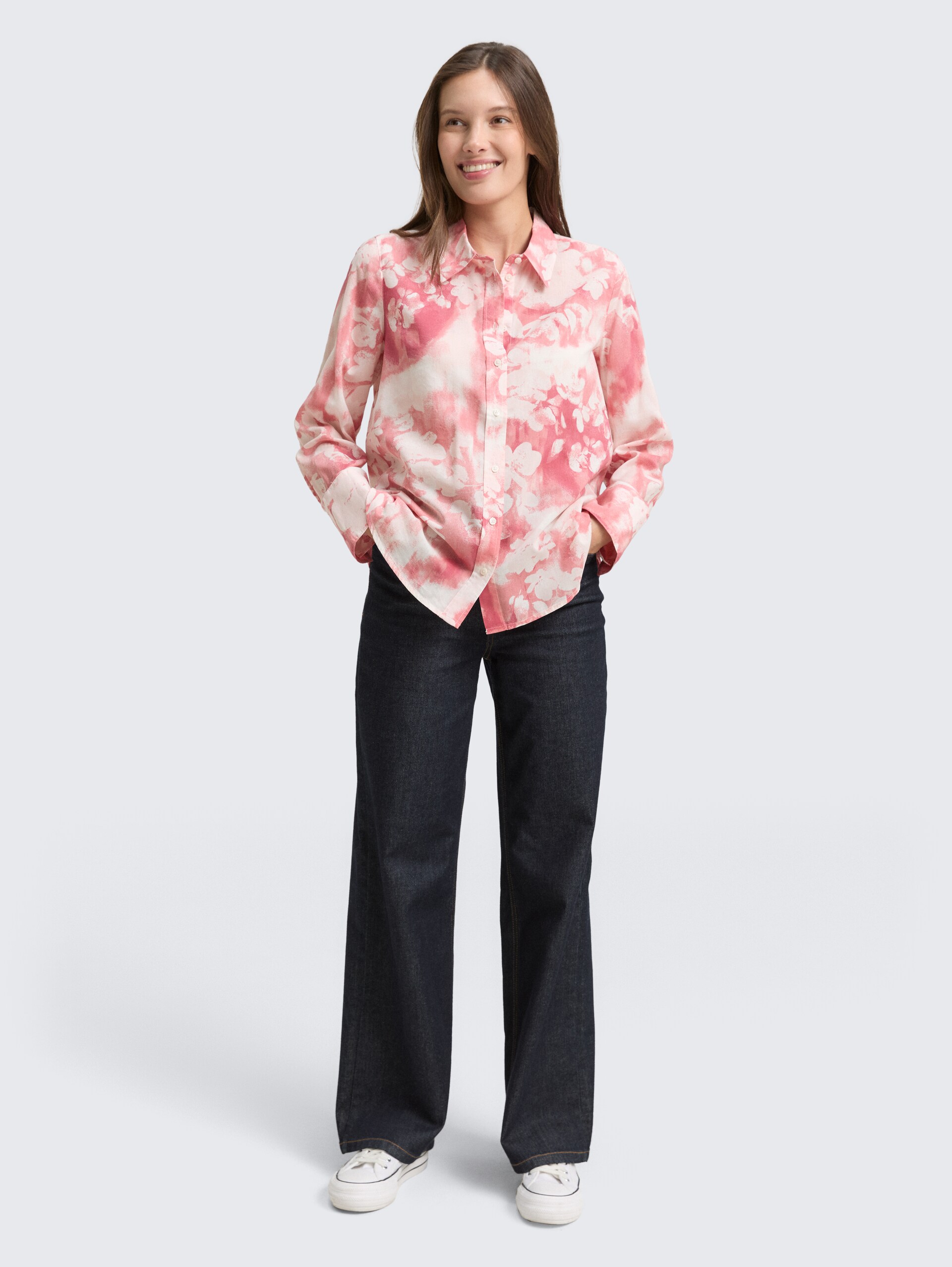 Hemdbluse mit Muster - red brushed flower design - Model-Vorderansicht
