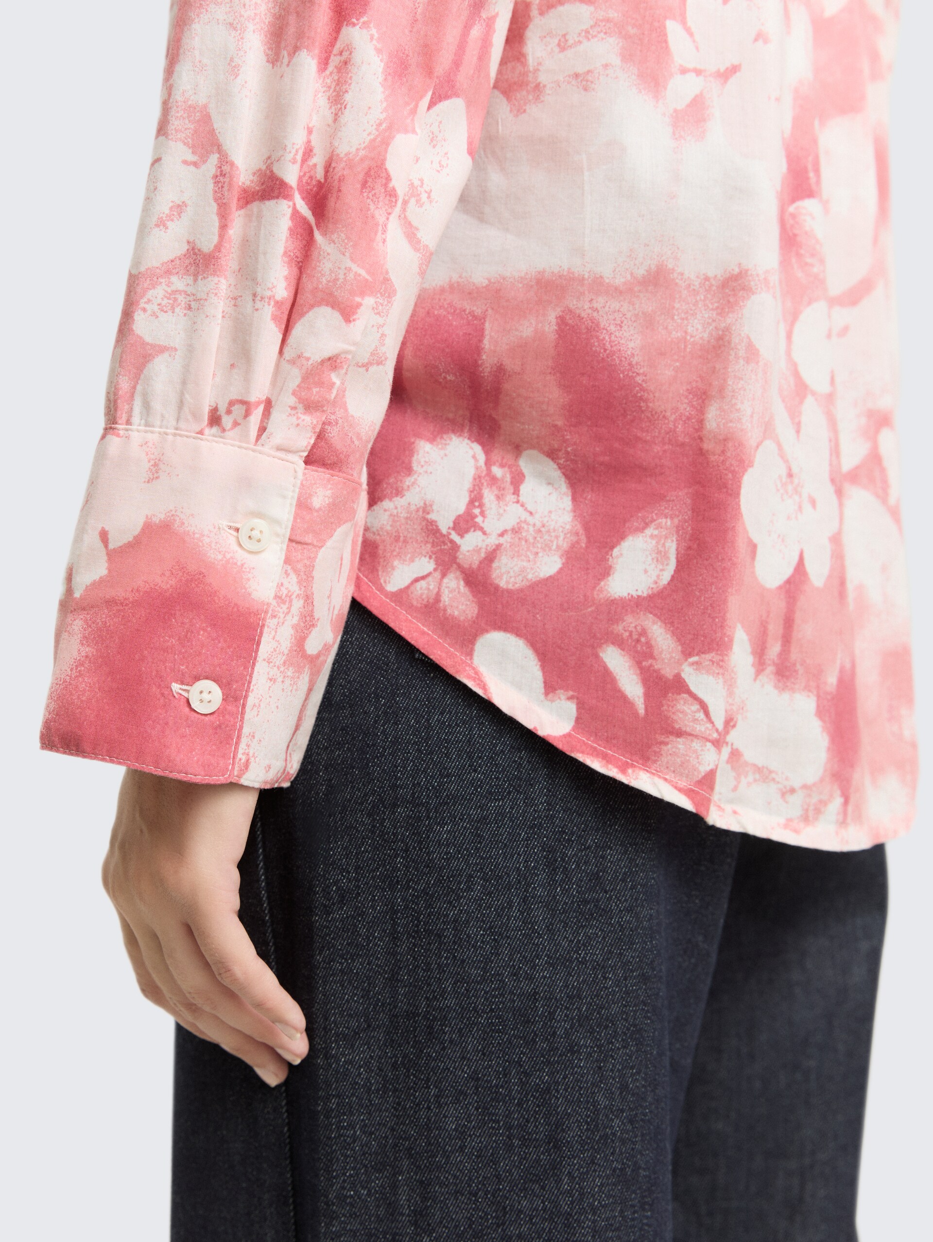 Hemdbluse mit Muster - red brushed flower design - Detail-Model-Ansicht