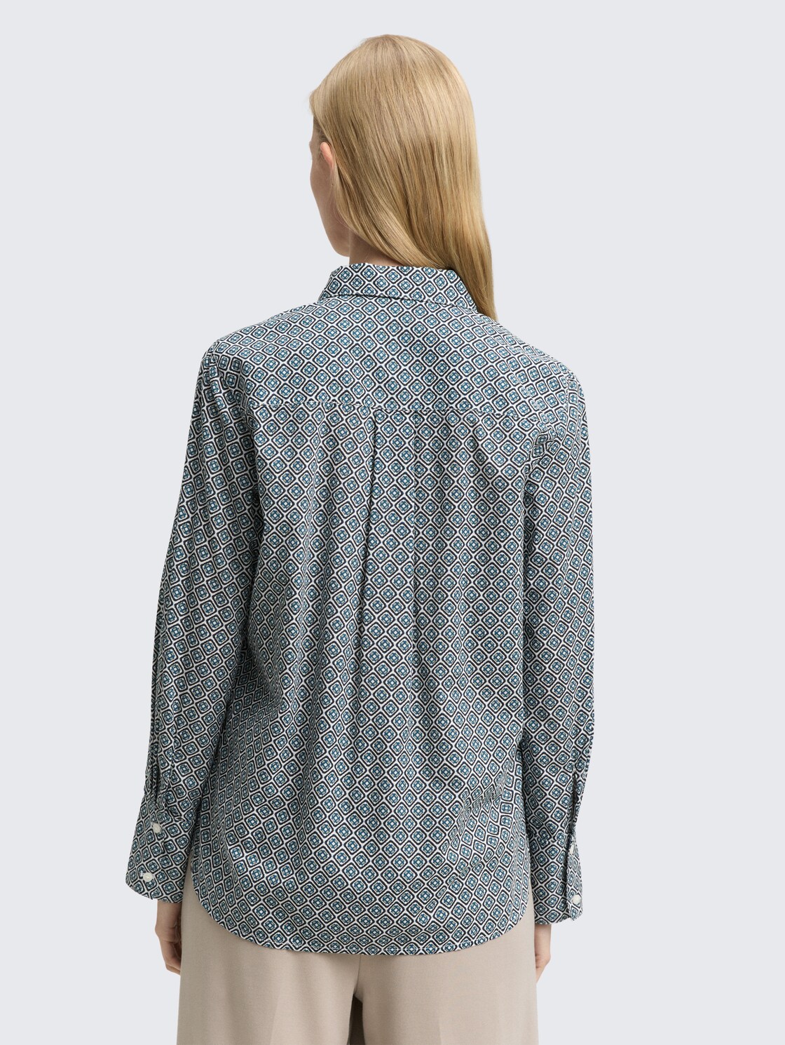 Shirt blouse with pattern - teal offwhite geometric design - Neckline model-back view