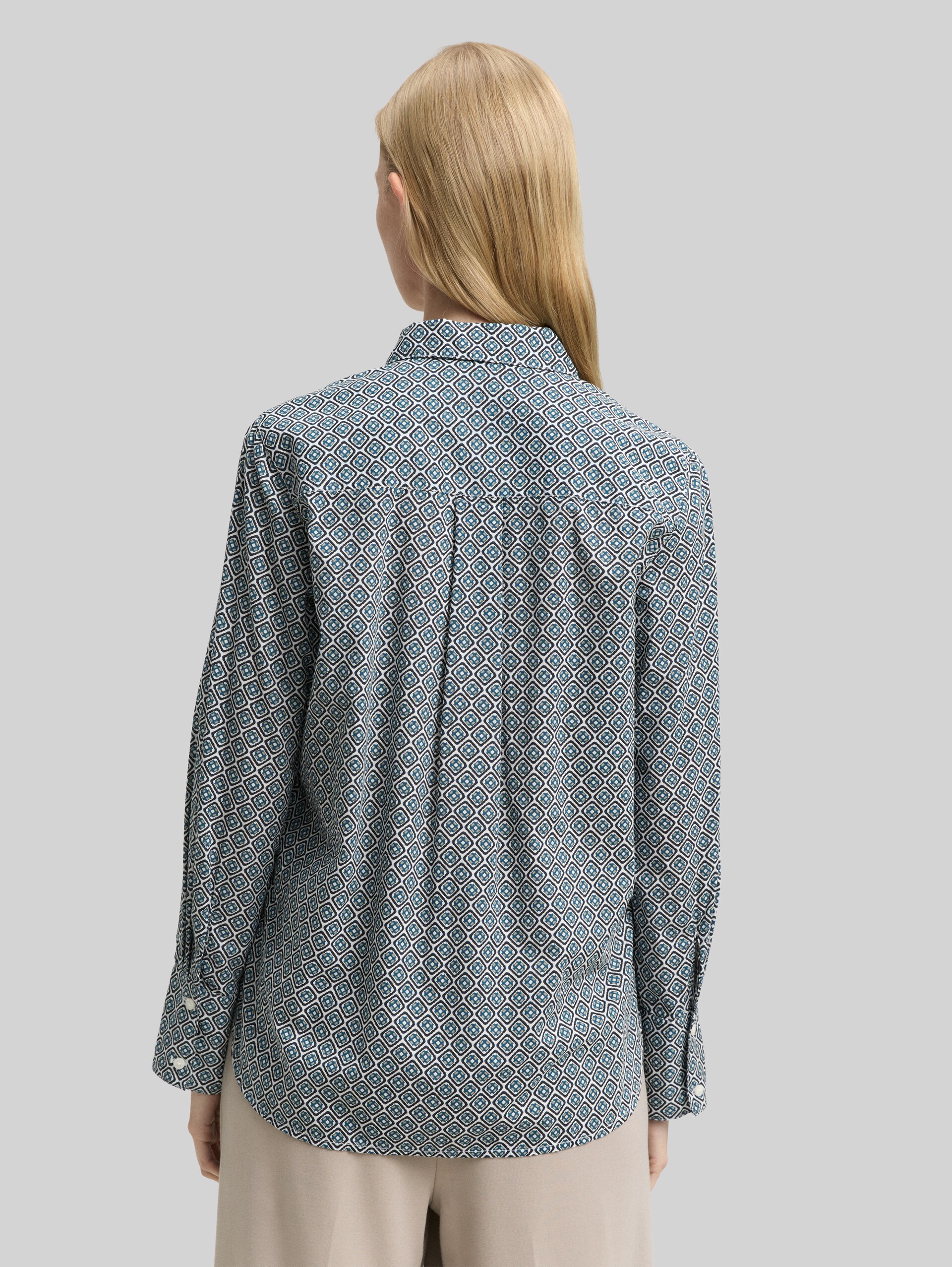Shirt blouse with pattern - teal offwhite geometric design - Neckline model-back view