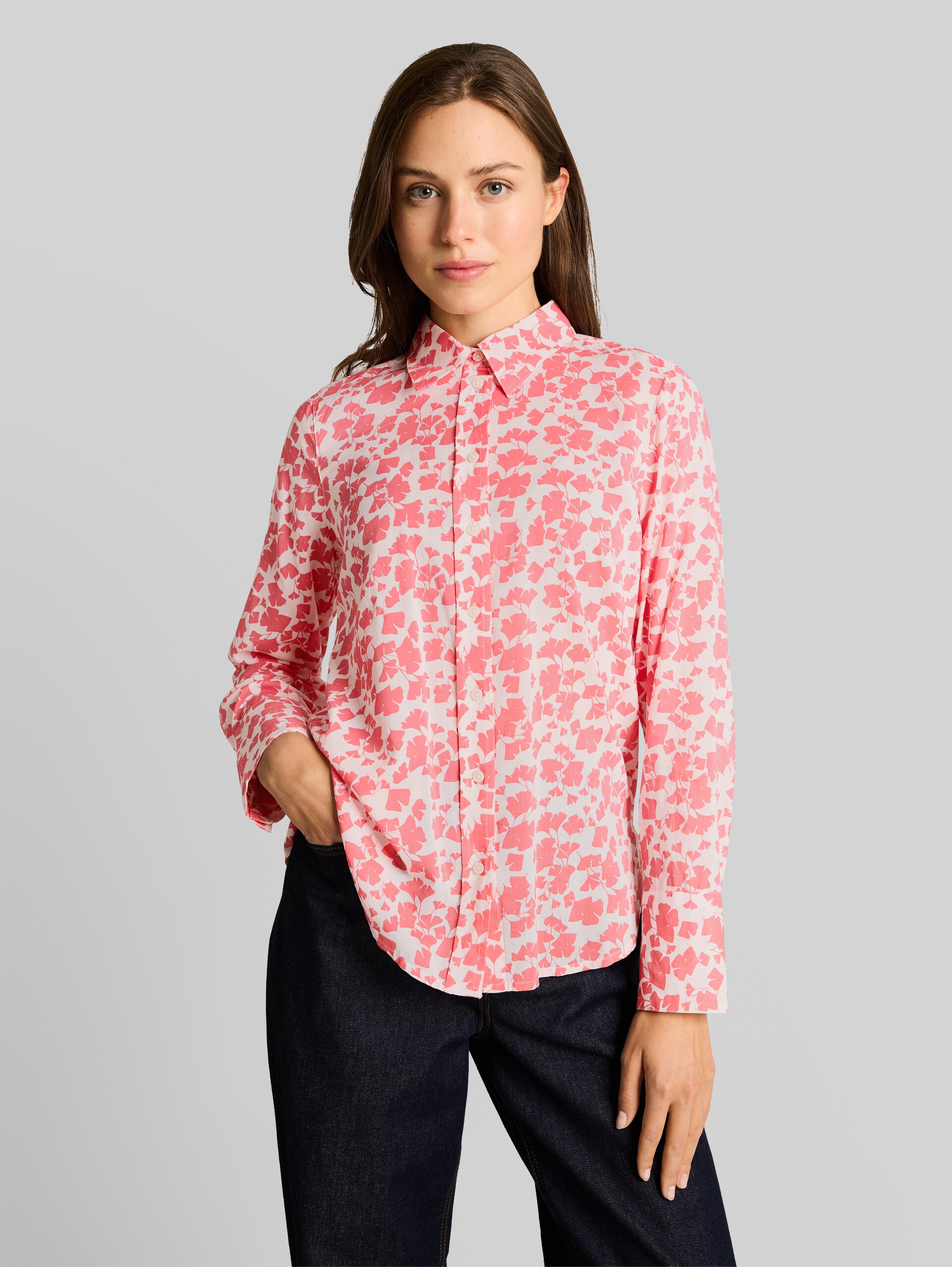 Hemdbluse mit Muster - coral pink ginkgo minimal - Ausschnitt Model-Vorderansicht