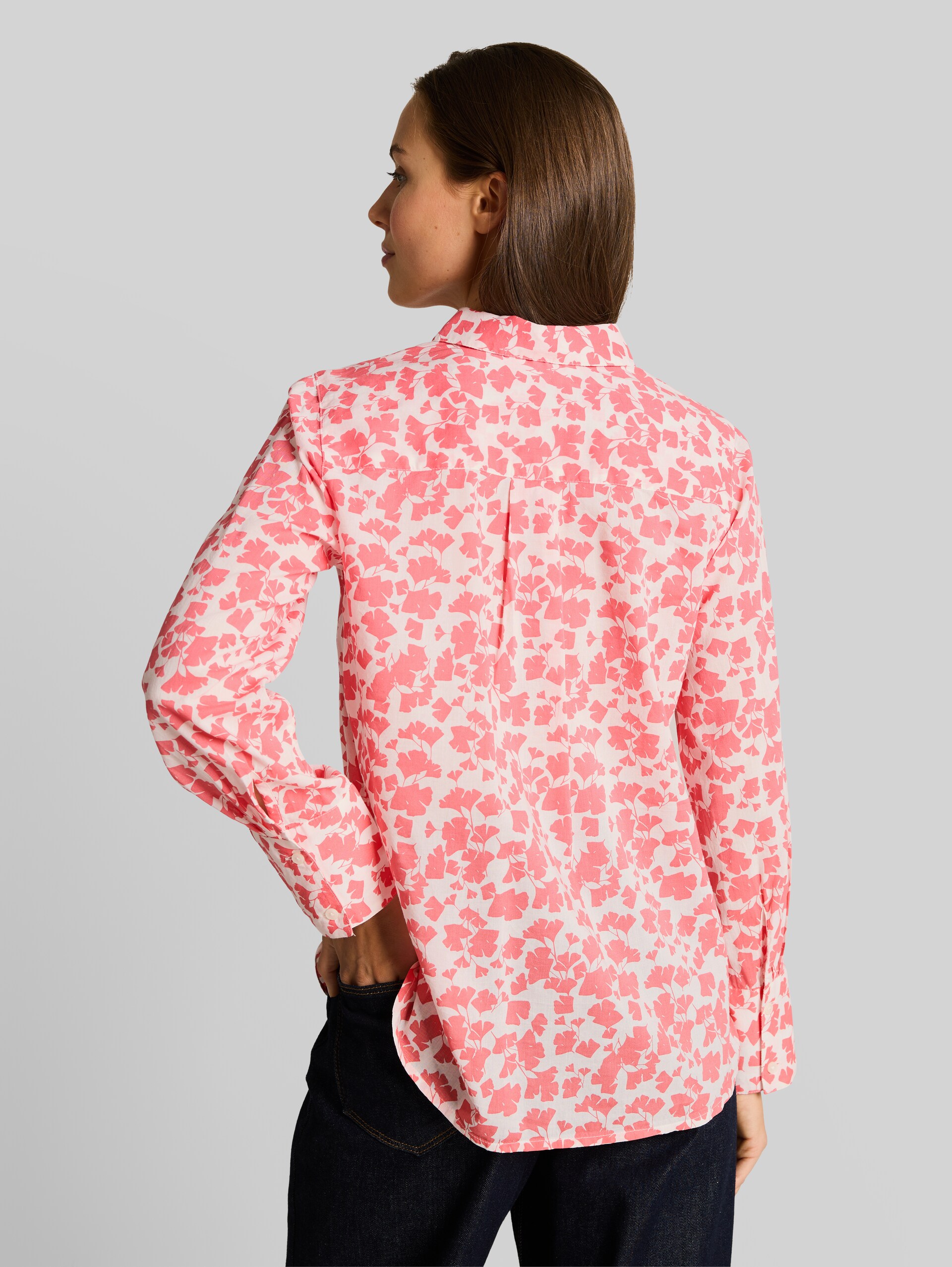 Hemdbluse mit Muster - coral pink ginkgo minimal - Auschnitt Model-Rückansicht