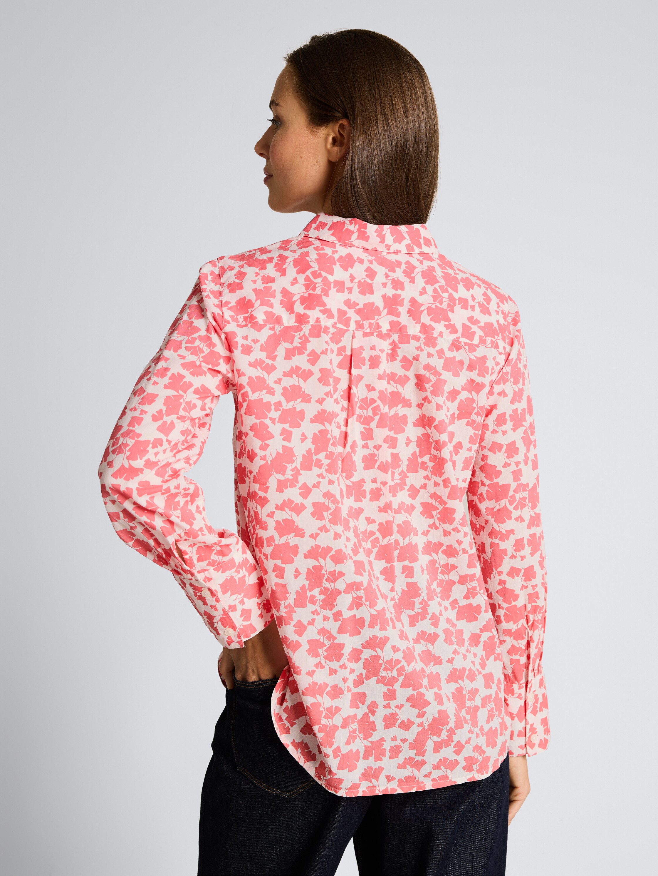 Overhemdblouse met patroon - coral pink ginkgo minimal - Neklijn model-achteraanzicht