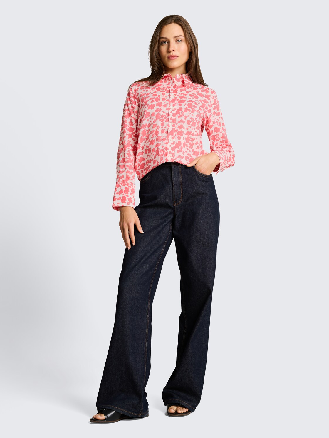 Hemdbluse mit Muster - coral pink ginkgo minimal - Model-Vorderansicht
