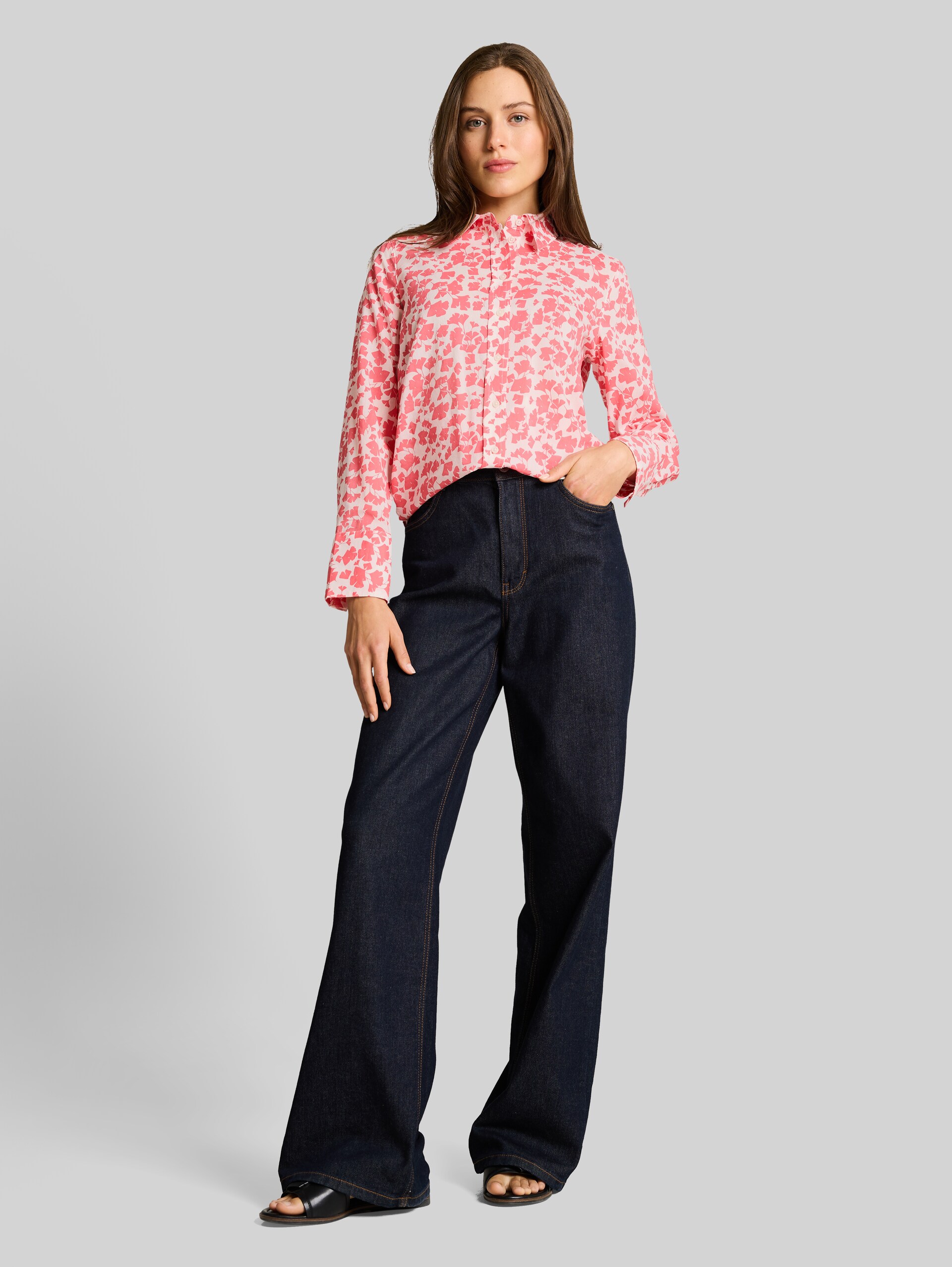 Hemdbluse mit Muster - coral pink ginkgo minimal - Model-Vorderansicht