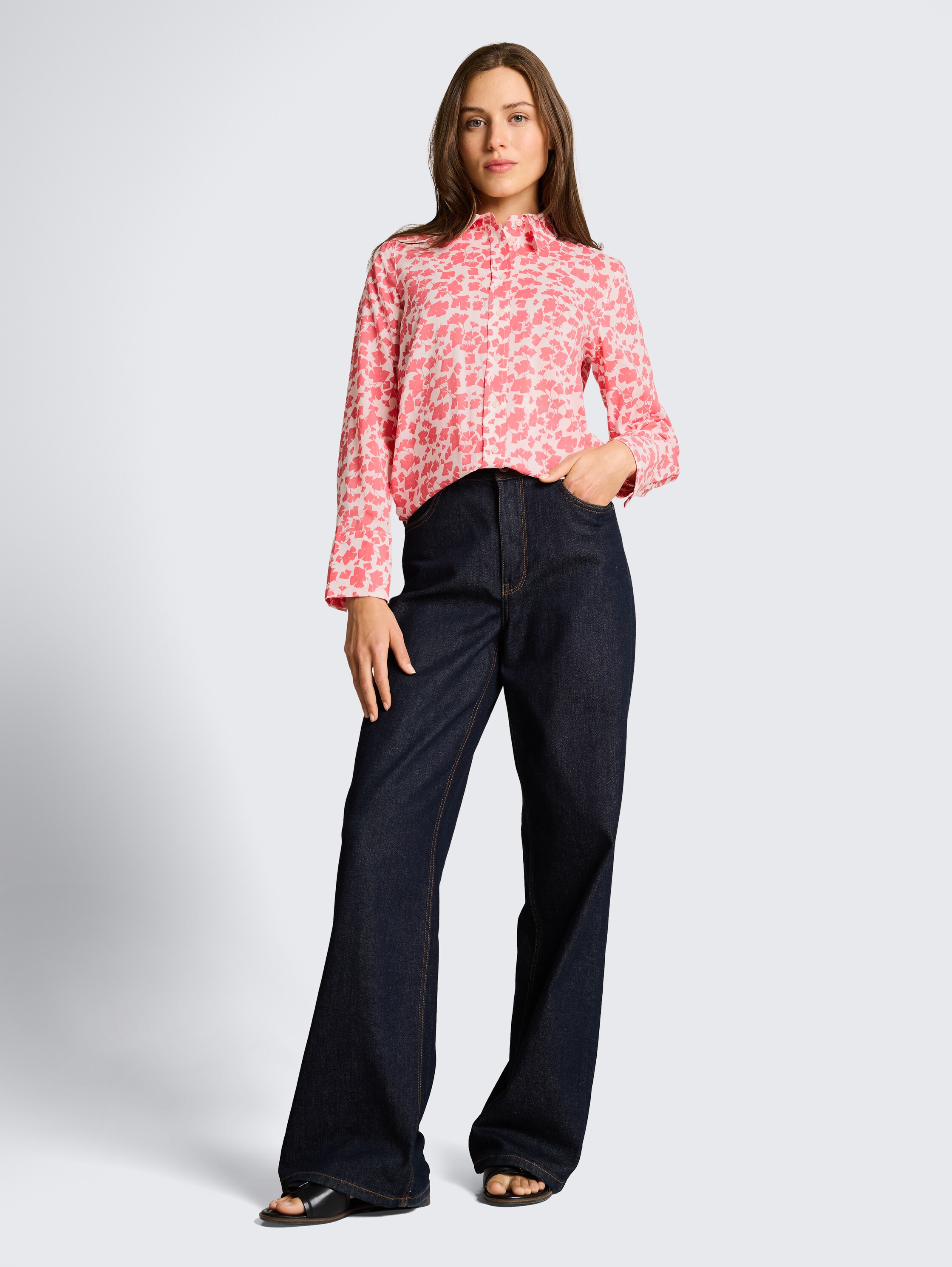 Overhemdblouse met patroon - coral pink ginkgo minimal - Model vooraanzicht