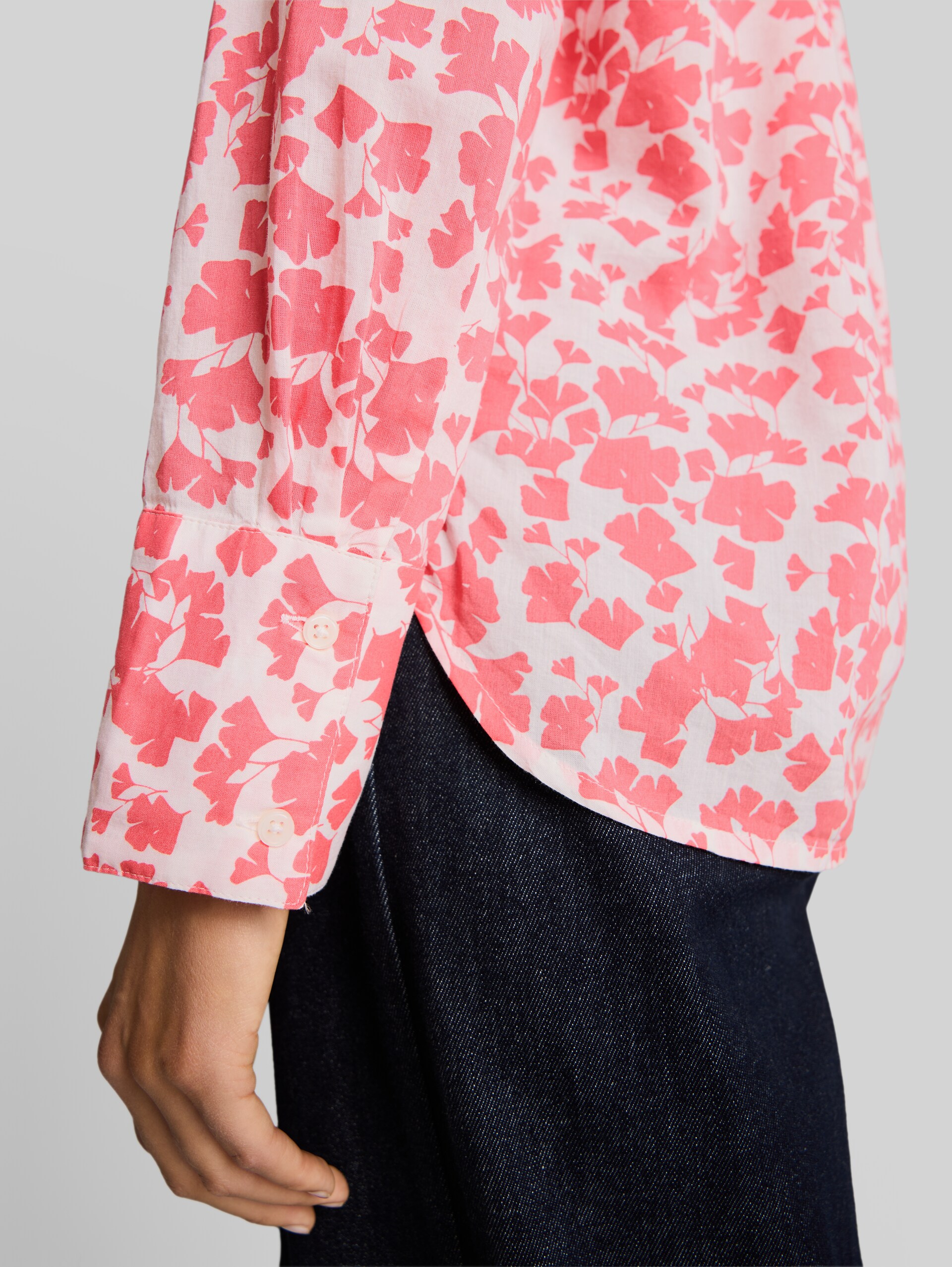 Hemdbluse mit Muster - coral pink ginkgo minimal - Detail-Model-Ansicht