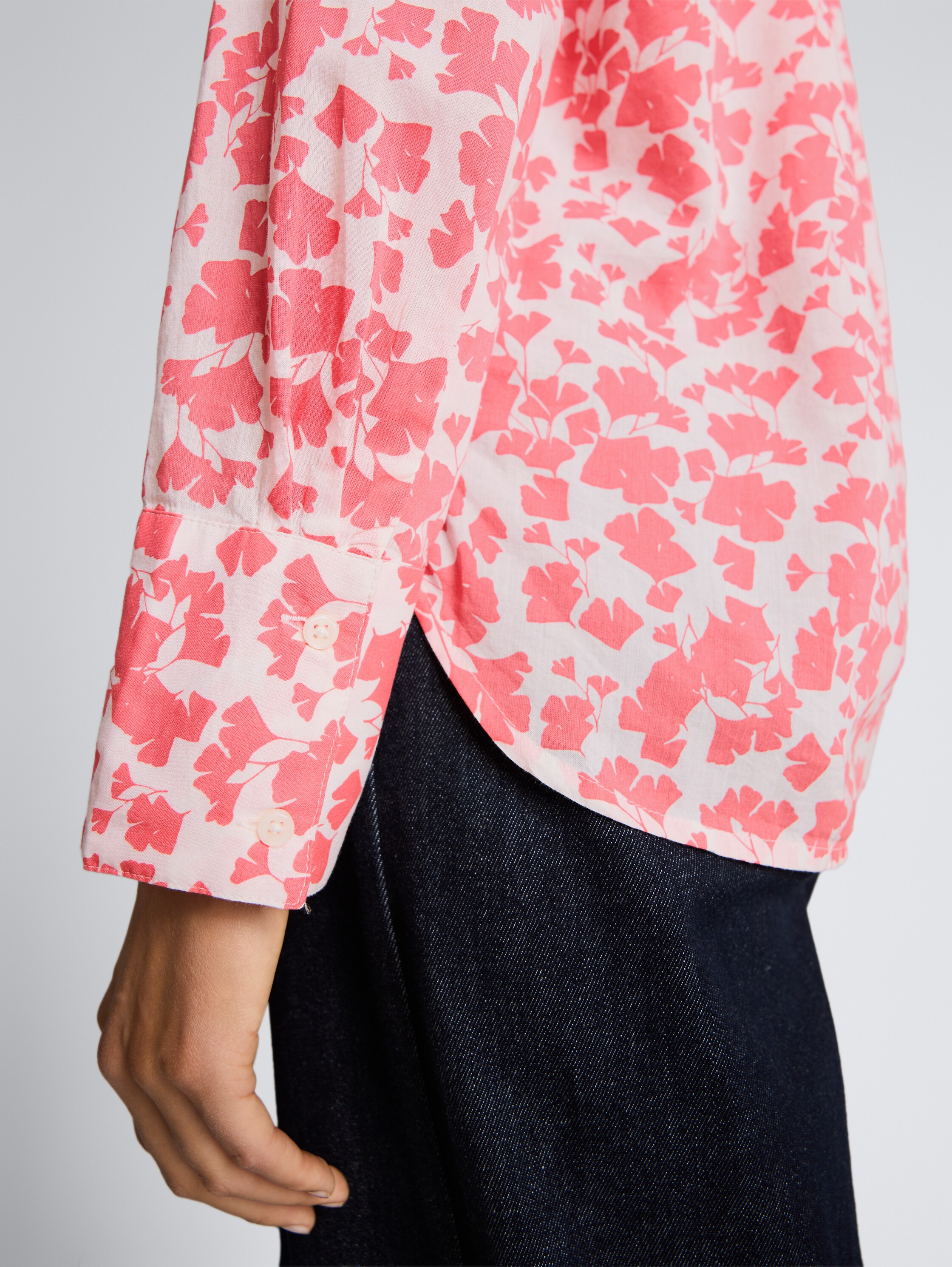 Overhemdblouse met patroon - coral pink ginkgo minimal - Detailaanzicht model