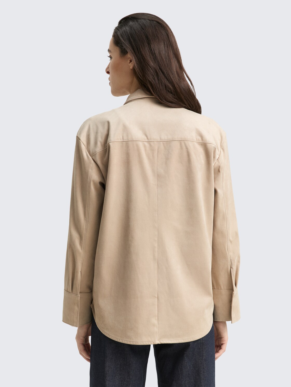 Overshirt in Wildleder-Optik - soft taupe grey - Auschnitt Model-Rückansicht
